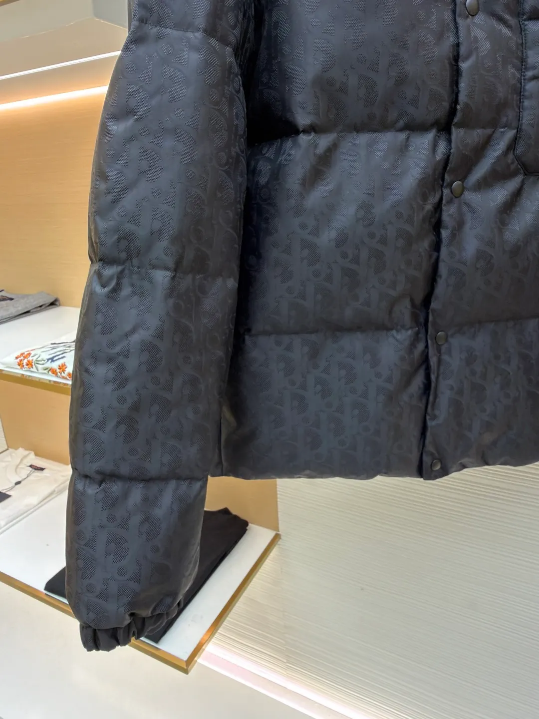 Dior Dark Pattern Jacquard All-Print Down Jacket ●Original version: Purchased and developed by 21463 ●Item number: 1681387-D15 ●Material: white duck down fabric ●Technology: jacquard production ●Color: black ●Version: fitted version ●Weight: about 865 grams ●Size: S-M-L-XL ●Description: This down jacket is made of the brand's signature jacquard fabric, with the main tone of black showing a low-key luxury texture. The lapel design is matched with a metal button placket, which makes it easy to put on and take off and enhances the layering of the style; the single patch pocket design on the front chest is both practical and beautiful. In the filling process, three-dimensional quilting technology is used to evenly fill the down in the grid partitions, ensuring warmth while creating a full and crisp silhouette. In the sewing process, the jacquard fabric has been specially treated to make the texture clear and three-dimensional, the seams are neatly and firmly routed, and the buttons are made of high-quality metal material, which is durable. From jacquard weaving to down filling, every process reflects the brand's strict requirements for craftsmanship. It integrates brand recognition, thermal insulation function and high-end clothing technology to present a luxurious item that is both fashionable and practical. The overall wiring is straight and delicate, the fabric is comfortable and soft, and the color is consistent without color difference. It can be matched with the same style to create a fashionable look and control various occasions. Customized accessories, complete with three standards, same style for men and women!