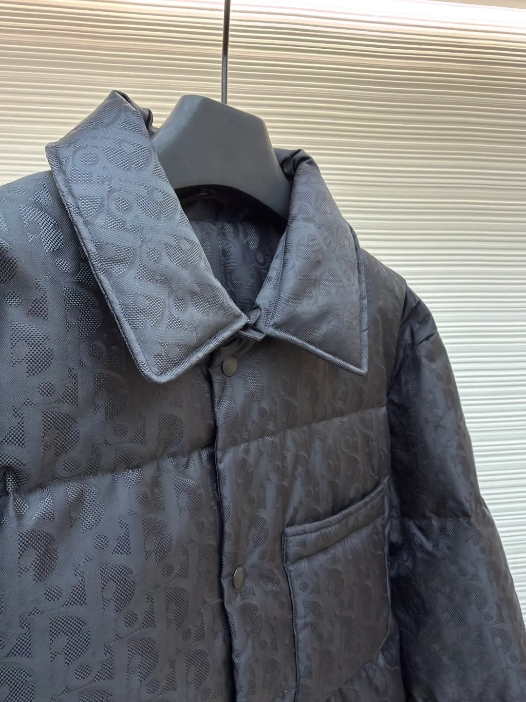 Dior Dark Pattern Jacquard All-Print Down Jacket ●Original version: Purchased and developed by 21463 ●Item number: 1681387-D15 ●Material: white duck down fabric ●Technology: jacquard production ●Color: black ●Version: fitted version ●Weight: about 865 grams ●Size: S-M-L-XL ●Description: This down jacket is made of the brand's signature jacquard fabric, with the main tone of black showing a low-key luxury texture. The lapel design is matched with a metal button placket, which makes it easy to put on and take off and enhances the layering of the style; the single patch pocket design on the front chest is both practical and beautiful. In the filling process, three-dimensional quilting technology is used to evenly fill the down in the grid partitions, ensuring warmth while creating a full and crisp silhouette. In the sewing process, the jacquard fabric has been specially treated to make the texture clear and three-dimensional, the seams are neatly and firmly routed, and the buttons are made of high-quality metal material, which is durable. From jacquard weaving to down filling, every process reflects the brand's strict requirements for craftsmanship. It integrates brand recognition, thermal insulation function and high-end clothing technology to present a luxurious item that is both fashionable and practical. The overall wiring is straight and delicate, the fabric is comfortable and soft, and the color is consistent without color difference. It can be matched with the same style to create a fashionable look and control various occasions. Customized accessories, complete with three standards, same style for men and women!