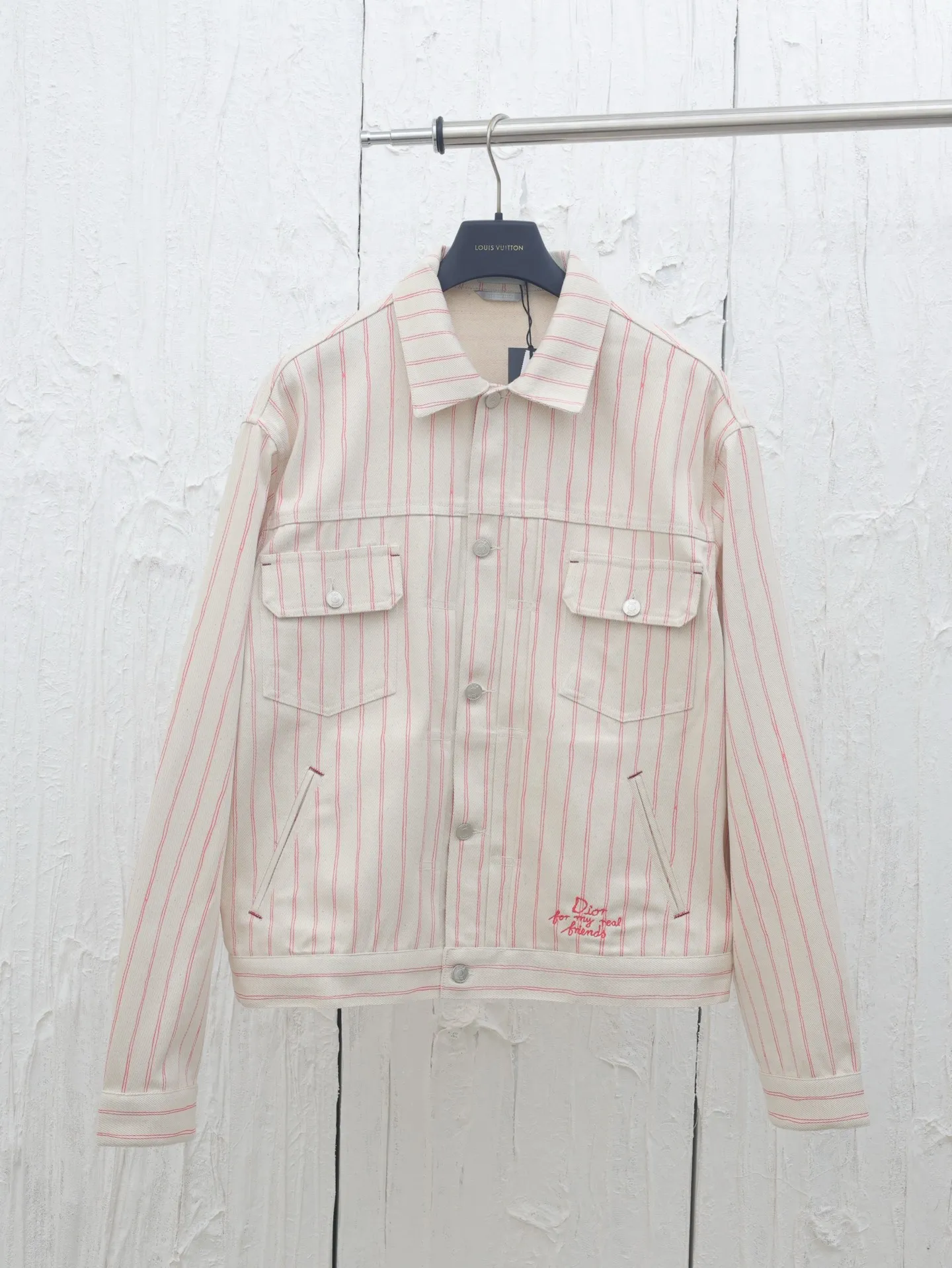 🅿️560 Dio*/Dior embroidered striped casual jacket YB purchased the pattern, using customized cotton yarn-dyed fabric, with exquisite embroidery on the hem. Tajima embroidery machine imported from Japan, three-dimensional glue cotton embroidery thread embroidery, with patch bag design, dismantling the Y pattern to analyze the yarn specifications, counting the warp and weft density, ordering and dyeing the bulk yarn color, using large-width air-jet The yarn-dyed jacquard machine weaves the embryonic fabric, and the tissue can be woven to the same herringbone density as the Y version. The width of the finished product can reach 3m. The front panel is hand-cut with line restoration patterns, and is equipped with aluminum alloy shiny letter snap buttons. It can be matched with many types of bottoms to create a fashionable look. Customized accessories, complete with three standards!