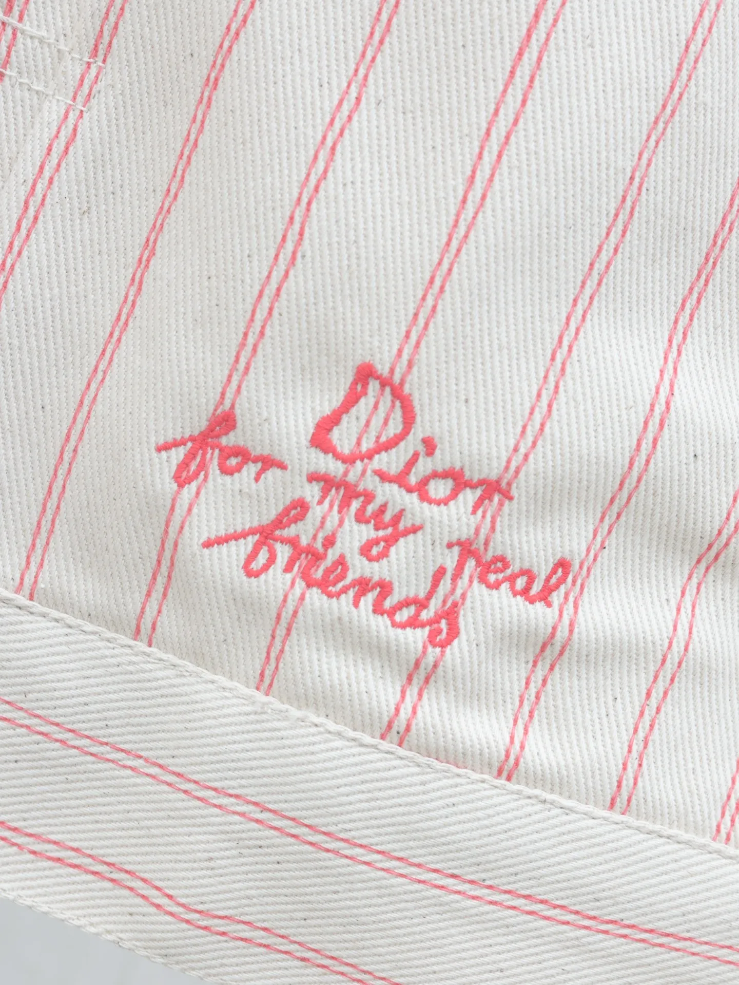 🅿️560 Dio*/Dior embroidered striped casual jacket YB purchased the pattern, using customized cotton yarn-dyed fabric, with exquisite embroidery on the hem. Tajima embroidery machine imported from Japan, three-dimensional glue cotton embroidery thread embroidery, with patch bag design, dismantling the Y pattern to analyze the yarn specifications, counting the warp and weft density, ordering and dyeing the bulk yarn color, using large-width air-jet The yarn-dyed jacquard machine weaves the embryonic fabric, and the tissue can be woven to the same herringbone density as the Y version. The width of the finished product can reach 3m. The front panel is hand-cut with line restoration patterns, and is equipped with aluminum alloy shiny letter snap buttons. It can be matched with many types of bottoms to create a fashionable look. Customized accessories, complete with three standards!