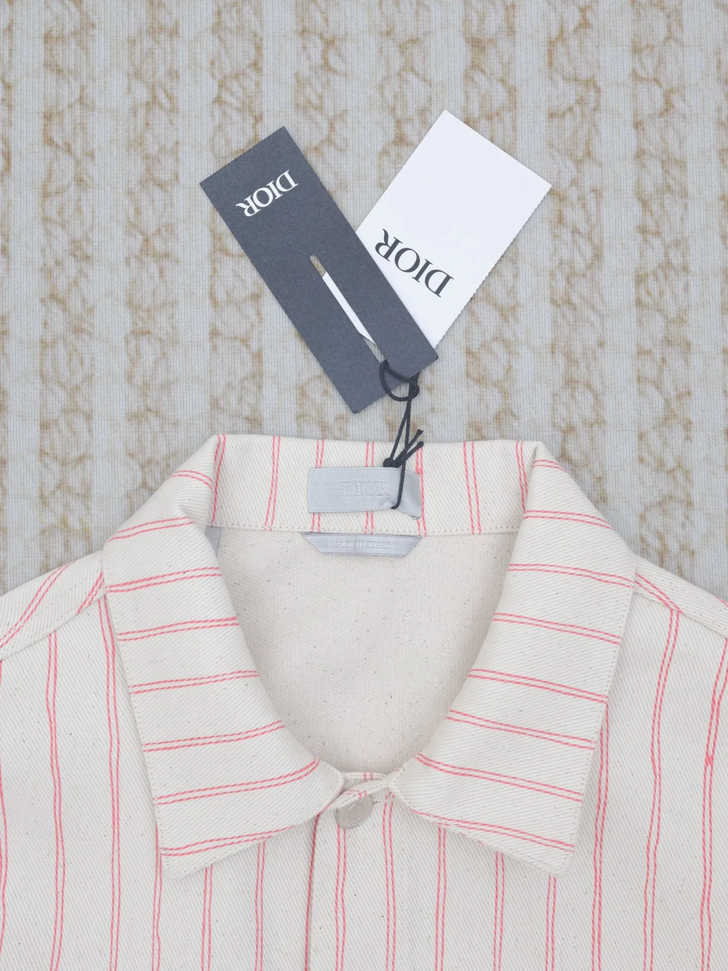 🅿️560 Dio*/Dior embroidered striped casual jacket YB purchased the pattern, using customized cotton yarn-dyed fabric, with exquisite embroidery on the hem. Tajima embroidery machine imported from Japan, three-dimensional glue cotton embroidery thread embroidery, with patch bag design, dismantling the Y pattern to analyze the yarn specifications, counting the warp and weft density, ordering and dyeing the bulk yarn color, using large-width air-jet The yarn-dyed jacquard machine weaves the embryonic fabric, and the tissue can be woven to the same herringbone density as the Y version. The width of the finished product can reach 3m. The front panel is hand-cut with line restoration patterns, and is equipped with aluminum alloy shiny letter snap buttons. It can be matched with many types of bottoms to create a fashionable look. Customized accessories, complete with three standards!