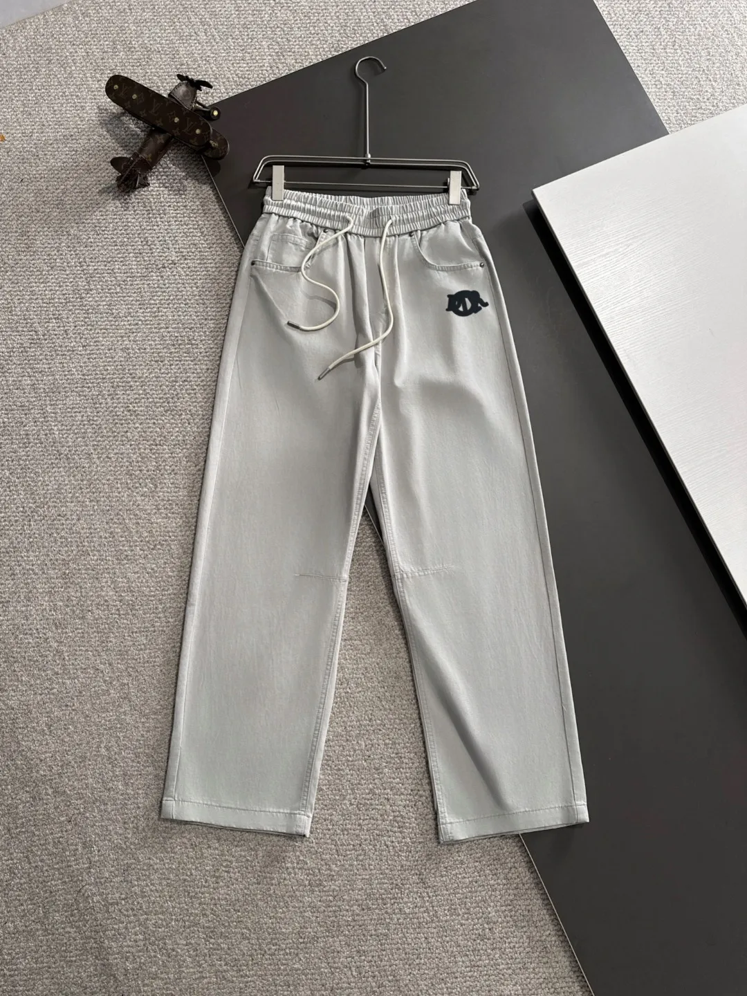 🅿️400 next day shipping Dior 2025 spring and summer new elastic band casual pants, thin counter custom fabrics, high breathability and comfort, impeccable details, brand element design concept, reflecting high quality. It feels delicate and soft! It presents a casual cut and the upper body shape is great! Size: M-4XL