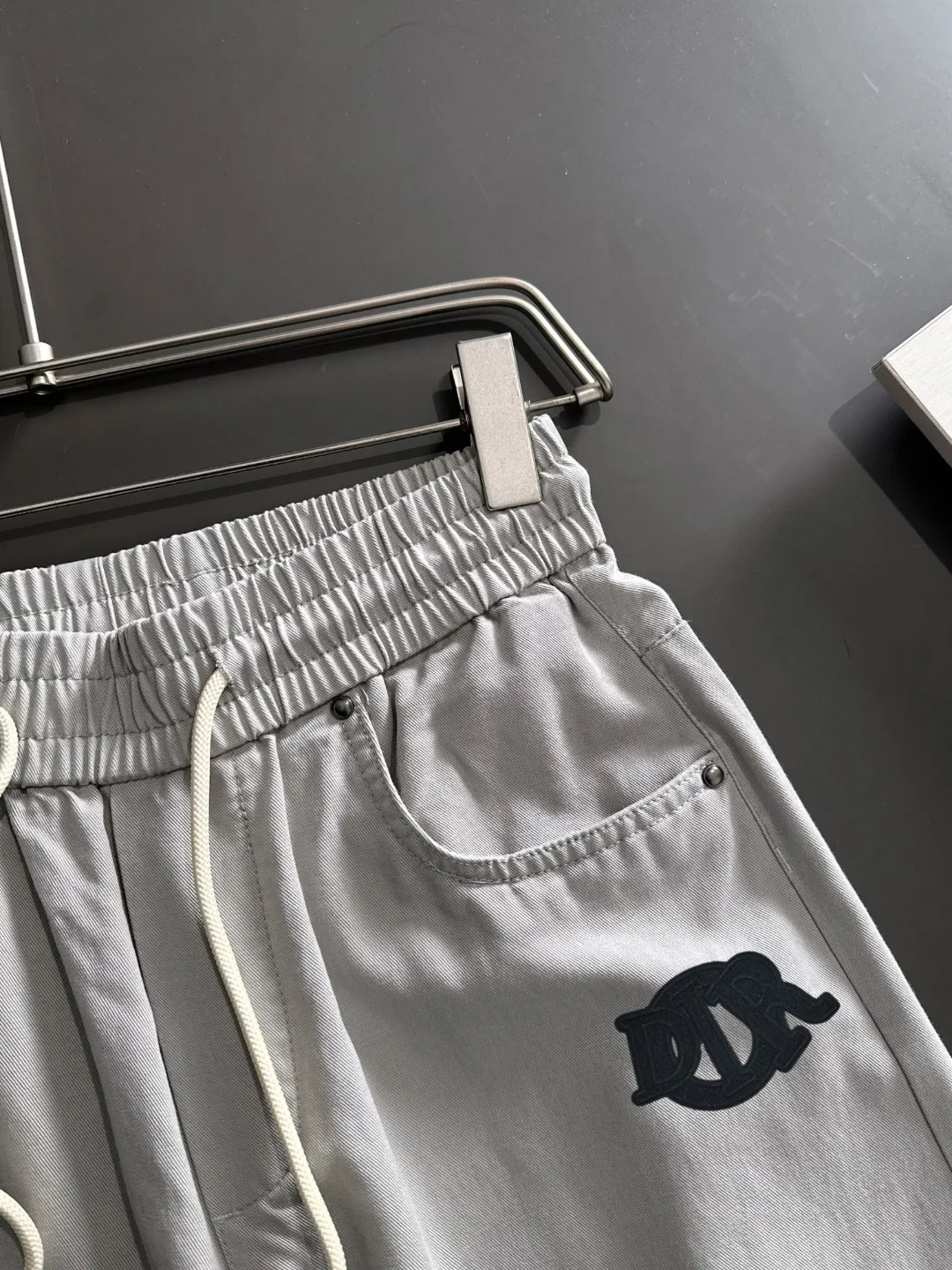 🅿️400 next day shipping Dior 2025 spring and summer new elastic band casual pants, thin counter custom fabrics, high breathability and comfort, impeccable details, brand element design concept, reflecting high quality. It feels delicate and soft! It presents a casual cut and the upper body shape is great! Size: M-4XL