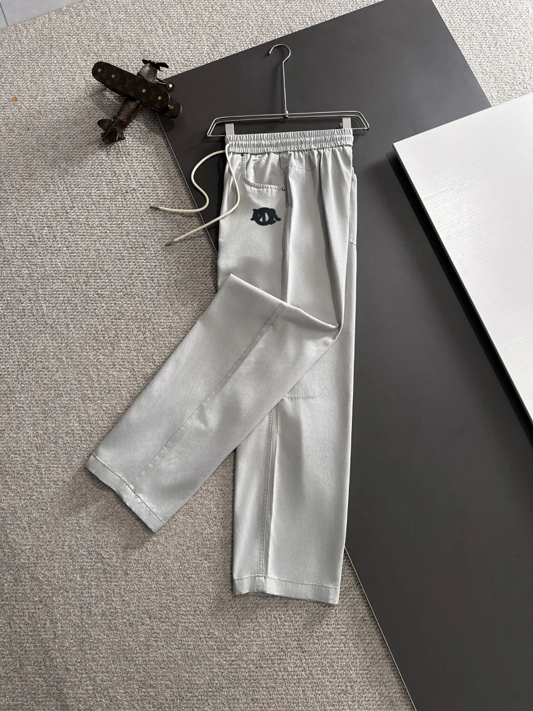 🅿️400 next day shipping Dior 2025 spring and summer new elastic band casual pants, thin counter custom fabrics, high breathability and comfort, impeccable details, brand element design concept, reflecting high quality. It feels delicate and soft! It presents a casual cut and the upper body shape is great! Size: M-4XL