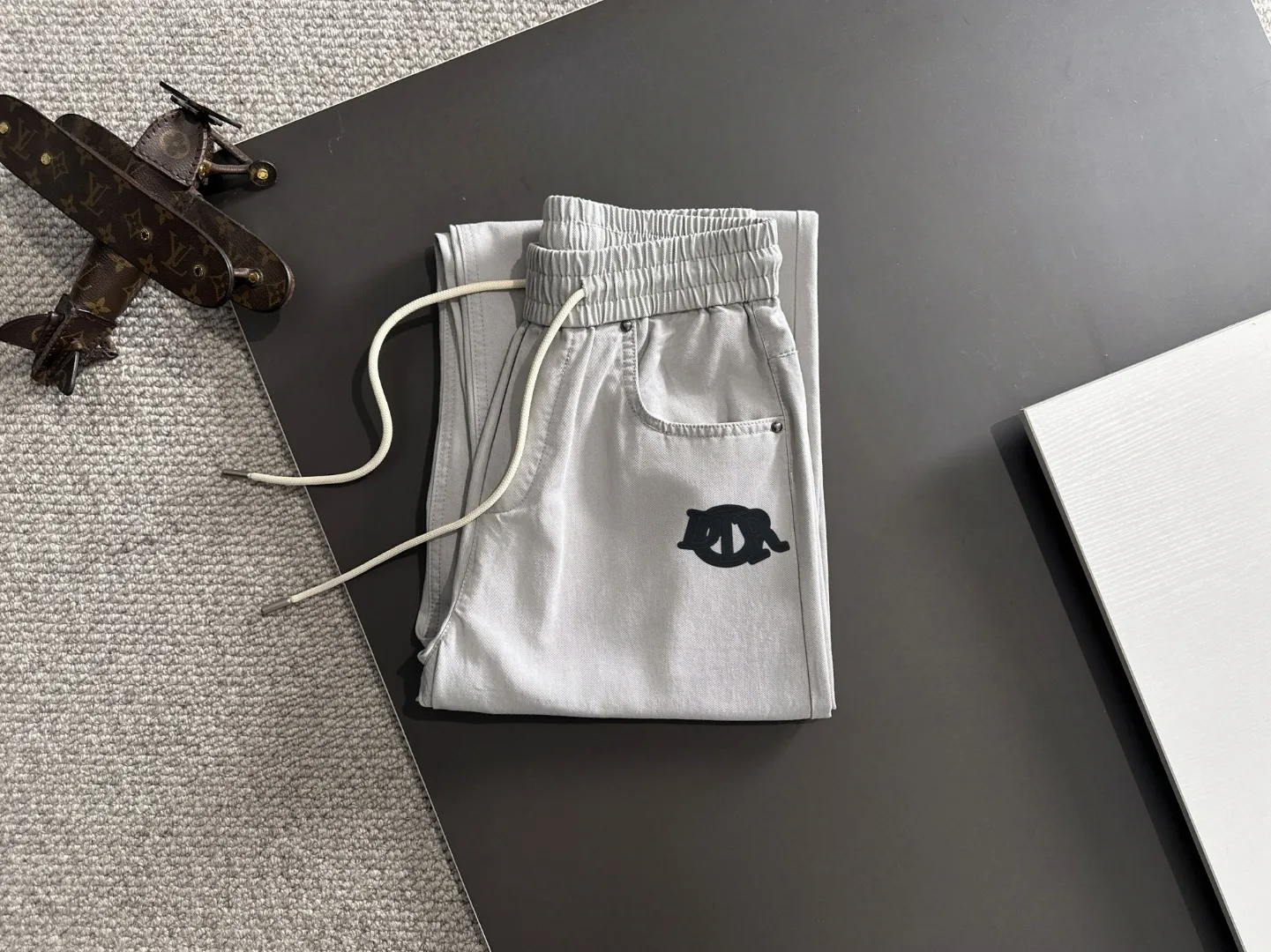 🅿️400 next day shipping Dior 2025 spring and summer new elastic band casual pants, thin counter custom fabrics, high breathability and comfort, impeccable details, brand element design concept, reflecting high quality. It feels delicate and soft! It presents a casual cut and the upper body shape is great! Size: M-4XL