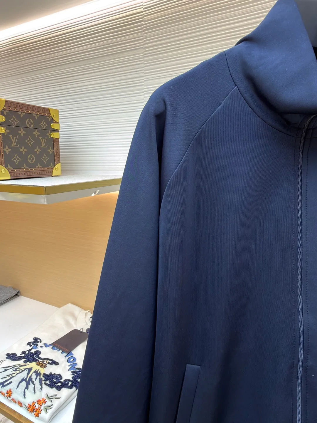 Prada Triangle Jacket with Fabric ●Original version: Purchased and developed by 7293 ●Item number: 1681415-A85 ●Fabric: natural cotton fabric ●Technology: Fabric production ●Color: navy ●Version: Fitted version ●Weight: about 610 grams ●Size: S-M-L-XL ●Description: A healthy fabric woven with 80% natural cotton fiber as the main body and a small amount of bamboo fiber and polyester fiber added. Cotton fiber provides natural breathability and comfort, while a small amount of polyester fiber and bamboo fiber are added to enhance its durability and wrinkle resistance. The surface feels smooth and has a certain degree of stretchability. The addition of natural plant extracts can effectively inhibit bacterial growth and reduce odor. The high-count and high-density physical structure reduces the adhesion of dust mites without affecting its ability to quickly wick away sweat and evaporate, maintaining comfort. The fabric is evenly humidified by steam, squeezed with heated rollers and elastic rubber blankets to force the fibers to retract, and finally cooled by cold air to fix the shape. After processing, the shrinkage rate is controlled within 3%. The overall wiring is straight and delicate, the fabric is comfortable and soft, and the color is consistent without color difference. It can be matched with the same style to create a fashionable look and control various occasions. Customized accessories, complete with three standards, same style for men and women!