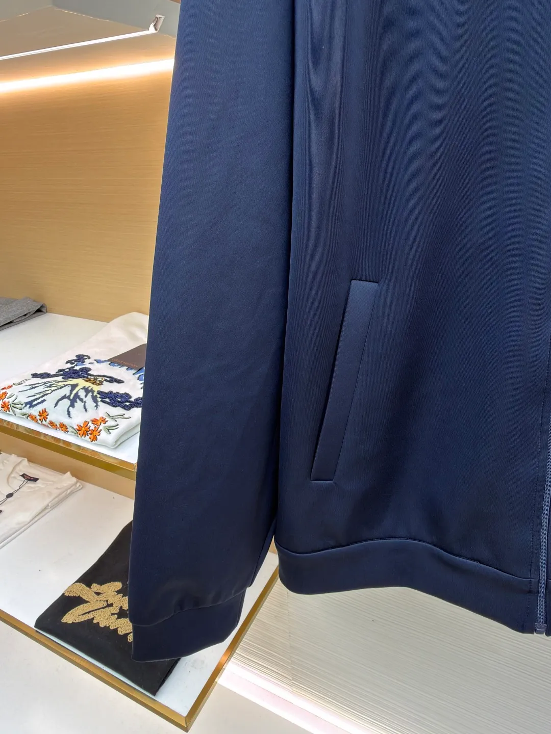 Prada Triangle Jacket with Fabric ●Original version: Purchased and developed by 7293 ●Item number: 1681415-A85 ●Fabric: natural cotton fabric ●Technology: Fabric production ●Color: navy ●Version: Fitted version ●Weight: about 610 grams ●Size: S-M-L-XL ●Description: A healthy fabric woven with 80% natural cotton fiber as the main body and a small amount of bamboo fiber and polyester fiber added. Cotton fiber provides natural breathability and comfort, while a small amount of polyester fiber and bamboo fiber are added to enhance its durability and wrinkle resistance. The surface feels smooth and has a certain degree of stretchability. The addition of natural plant extracts can effectively inhibit bacterial growth and reduce odor. The high-count and high-density physical structure reduces the adhesion of dust mites without affecting its ability to quickly wick away sweat and evaporate, maintaining comfort. The fabric is evenly humidified by steam, squeezed with heated rollers and elastic rubber blankets to force the fibers to retract, and finally cooled by cold air to fix the shape. After processing, the shrinkage rate is controlled within 3%. The overall wiring is straight and delicate, the fabric is comfortable and soft, and the color is consistent without color difference. It can be matched with the same style to create a fashionable look and control various occasions. Customized accessories, complete with three standards, same style for men and women!