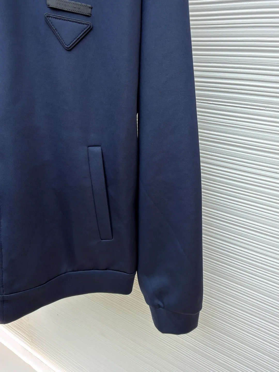 Prada Triangle Jacket with Fabric ●Original version: Purchased and developed by 7293 ●Item number: 1681415-A85 ●Fabric: natural cotton fabric ●Technology: Fabric production ●Color: navy ●Version: Fitted version ●Weight: about 610 grams ●Size: S-M-L-XL ●Description: A healthy fabric woven with 80% natural cotton fiber as the main body and a small amount of bamboo fiber and polyester fiber added. Cotton fiber provides natural breathability and comfort, while a small amount of polyester fiber and bamboo fiber are added to enhance its durability and wrinkle resistance. The surface feels smooth and has a certain degree of stretchability. The addition of natural plant extracts can effectively inhibit bacterial growth and reduce odor. The high-count and high-density physical structure reduces the adhesion of dust mites without affecting its ability to quickly wick away sweat and evaporate, maintaining comfort. The fabric is evenly humidified by steam, squeezed with heated rollers and elastic rubber blankets to force the fibers to retract, and finally cooled by cold air to fix the shape. After processing, the shrinkage rate is controlled within 3%. The overall wiring is straight and delicate, the fabric is comfortable and soft, and the color is consistent without color difference. It can be matched with the same style to create a fashionable look and control various occasions. Customized accessories, complete with three standards, same style for men and women!