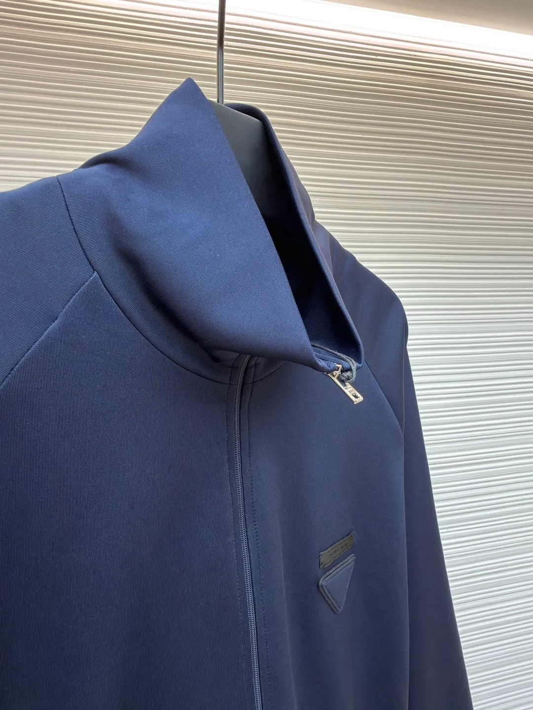 Prada Triangle Jacket with Fabric ●Original version: Purchased and developed by 7293 ●Item number: 1681415-A85 ●Fabric: natural cotton fabric ●Technology: Fabric production ●Color: navy ●Version: Fitted version ●Weight: about 610 grams ●Size: S-M-L-XL ●Description: A healthy fabric woven with 80% natural cotton fiber as the main body and a small amount of bamboo fiber and polyester fiber added. Cotton fiber provides natural breathability and comfort, while a small amount of polyester fiber and bamboo fiber are added to enhance its durability and wrinkle resistance. The surface feels smooth and has a certain degree of stretchability. The addition of natural plant extracts can effectively inhibit bacterial growth and reduce odor. The high-count and high-density physical structure reduces the adhesion of dust mites without affecting its ability to quickly wick away sweat and evaporate, maintaining comfort. The fabric is evenly humidified by steam, squeezed with heated rollers and elastic rubber blankets to force the fibers to retract, and finally cooled by cold air to fix the shape. After processing, the shrinkage rate is controlled within 3%. The overall wiring is straight and delicate, the fabric is comfortable and soft, and the color is consistent without color difference. It can be matched with the same style to create a fashionable look and control various occasions. Customized accessories, complete with three standards, same style for men and women!