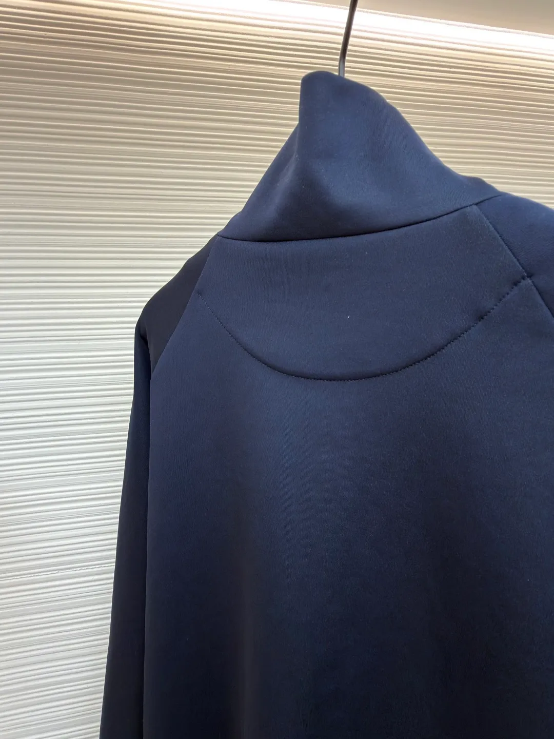 Prada Triangle Jacket with Fabric ●Original version: Purchased and developed by 7293 ●Item number: 1681415-A85 ●Fabric: natural cotton fabric ●Technology: Fabric production ●Color: navy ●Version: Fitted version ●Weight: about 610 grams ●Size: S-M-L-XL ●Description: A healthy fabric woven with 80% natural cotton fiber as the main body and a small amount of bamboo fiber and polyester fiber added. Cotton fiber provides natural breathability and comfort, while a small amount of polyester fiber and bamboo fiber are added to enhance its durability and wrinkle resistance. The surface feels smooth and has a certain degree of stretchability. The addition of natural plant extracts can effectively inhibit bacterial growth and reduce odor. The high-count and high-density physical structure reduces the adhesion of dust mites without affecting its ability to quickly wick away sweat and evaporate, maintaining comfort. The fabric is evenly humidified by steam, squeezed with heated rollers and elastic rubber blankets to force the fibers to retract, and finally cooled by cold air to fix the shape. After processing, the shrinkage rate is controlled within 3%. The overall wiring is straight and delicate, the fabric is comfortable and soft, and the color is consistent without color difference. It can be matched with the same style to create a fashionable look and control various occasions. Customized accessories, complete with three standards, same style for men and women!