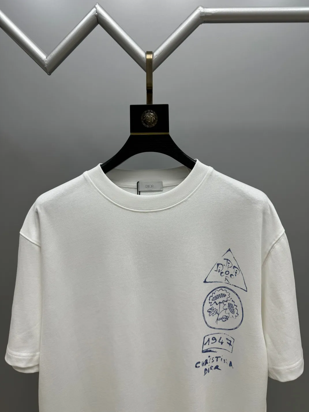 🅿️220 (top version, different currency) will not be taken off the shelves all year round, sell with confidence Style: Dior/DIO.R short-sleeved T-shirt Fabric: 300g heavy double yarn 100% cotton Rib: 320g heavy Sorona 1*1 trendy brand Craftsmanship: high-definition digital printing logo Color: white light blue Size: XS S M L No gender distinction, same style for men and women
