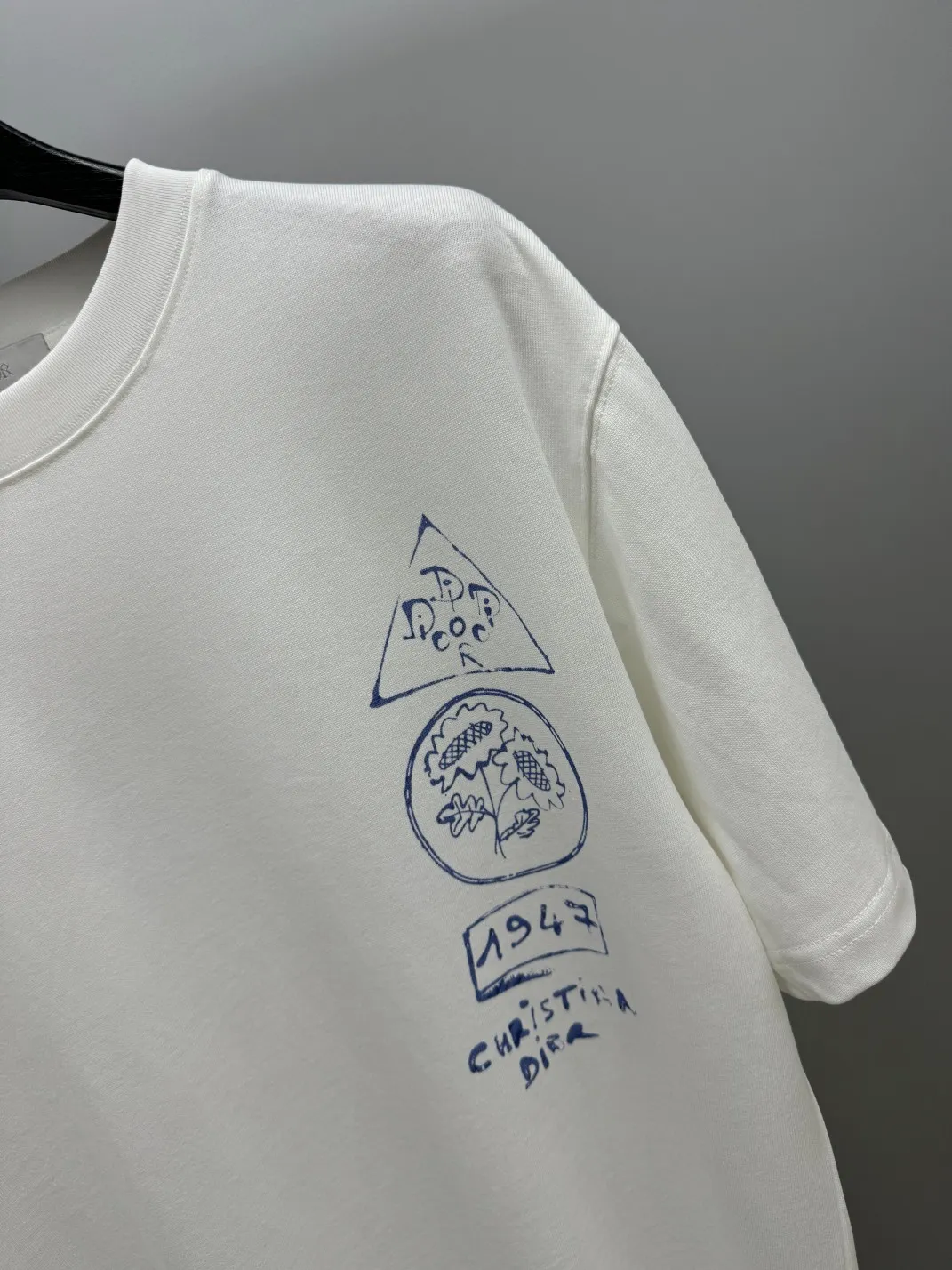 🅿️220 (top version, different currency) will not be taken off the shelves all year round, sell with confidence Style: Dior/DIO.R short-sleeved T-shirt Fabric: 300g heavy double yarn 100% cotton Rib: 320g heavy Sorona 1*1 trendy brand Craftsmanship: high-definition digital printing logo Color: white light blue Size: XS S M L No gender distinction, same style for men and women