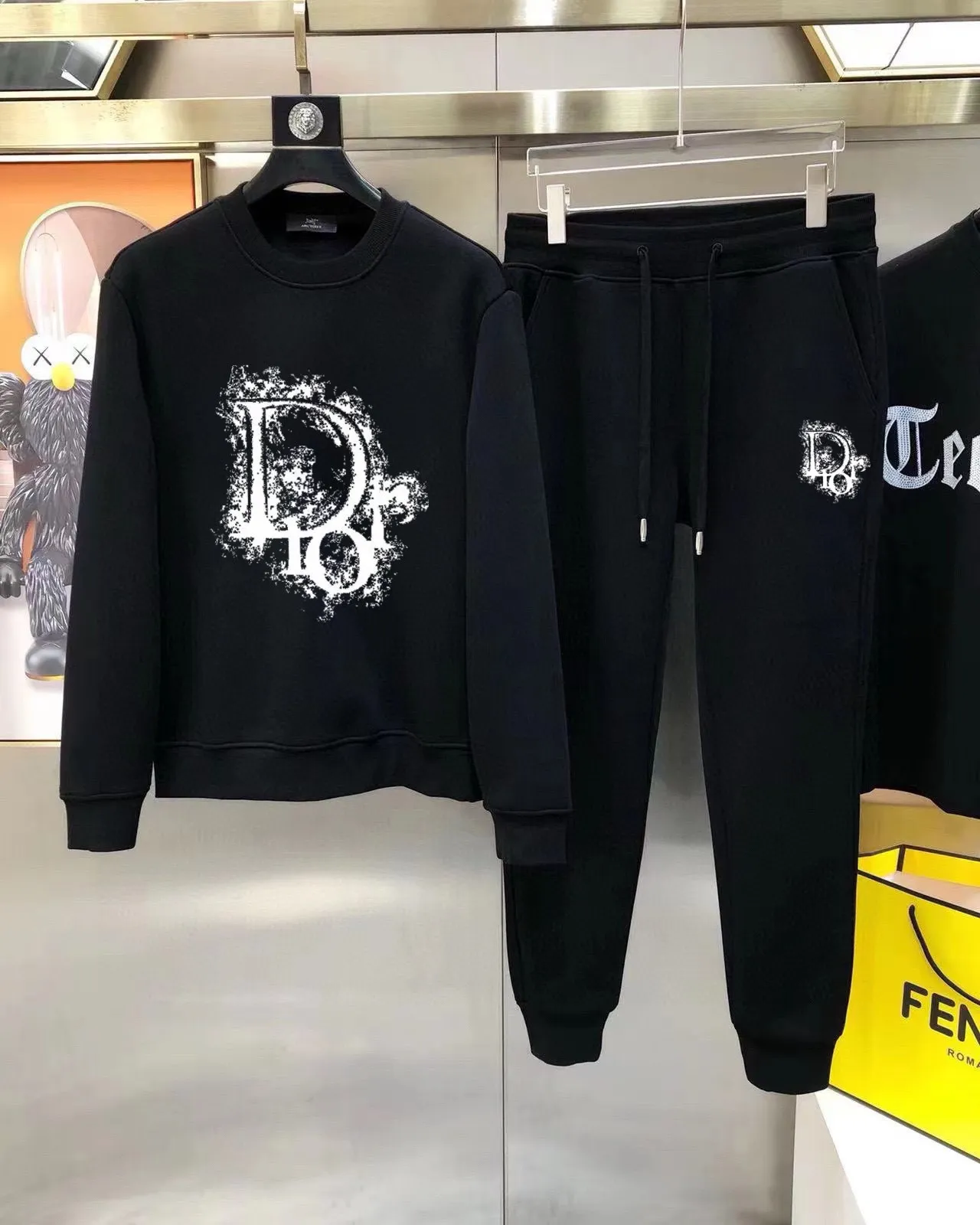 🅿️380 direct batch [DIOR Dior] (Fat Man Gospel) hot-selling suit is coming. Focus on the original version of the official website. 2025 new hot-selling sweatshirt suit. The original order is the best. 🇭🇰The meticulous work of top designers. Just for a fitting and perfect upper body effect. All-natural high-quality Roman cotton 100%, close-fitting comfort, noble and elegant! Original hardware embodies elegance and nobility! Counter size: M-5XL (maximum wear up to 220 pounds)
