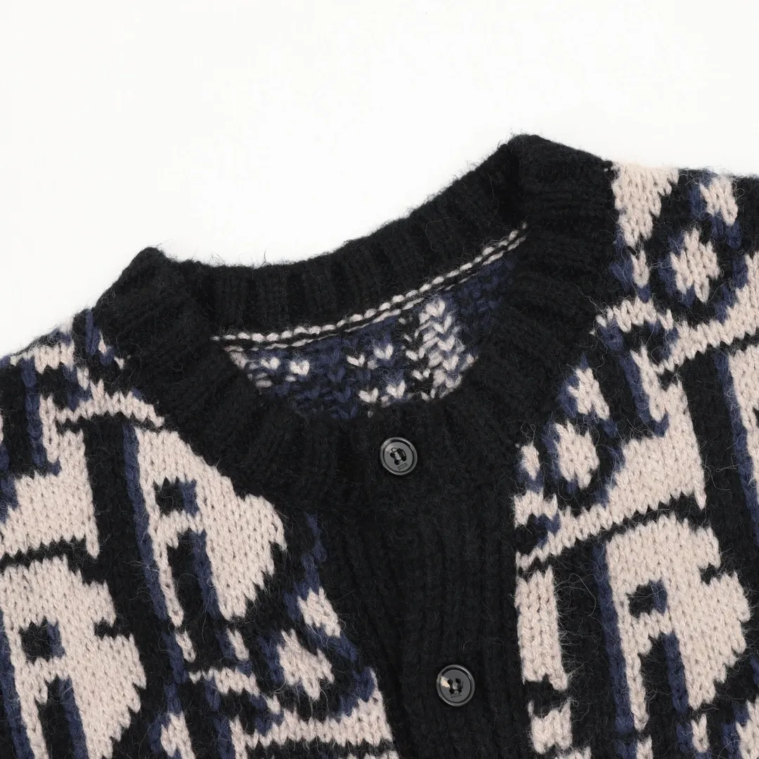 🅿️660 Dior/Dior all-print seahorse hair cardigan. Made of mohair and wool blended material. The upper body really doesn’t need to be too high-end. The same style for men and women can be casually relaxed and high-end. Although it is a full-logo style, it still has a relatively low-key sense of luxury~ Size: S-XL