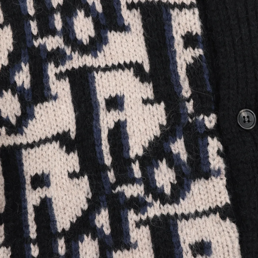 🅿️660 Dior/Dior all-print seahorse hair cardigan. Made of mohair and wool blended material. The upper body really doesn’t need to be too high-end. The same style for men and women can be casually relaxed and high-end. Although it is a full-logo style, it still has a relatively low-key sense of luxury~ Size: S-XL