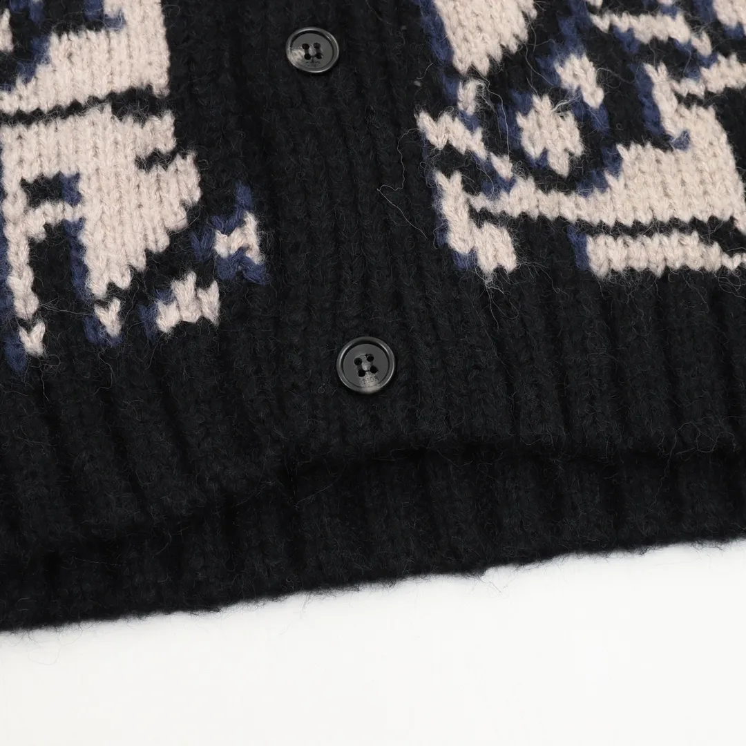 🅿️660 Dior/Dior all-print seahorse hair cardigan. Made of mohair and wool blended material. The upper body really doesn’t need to be too high-end. The same style for men and women can be casually relaxed and high-end. Although it is a full-logo style, it still has a relatively low-key sense of luxury~ Size: S-XL