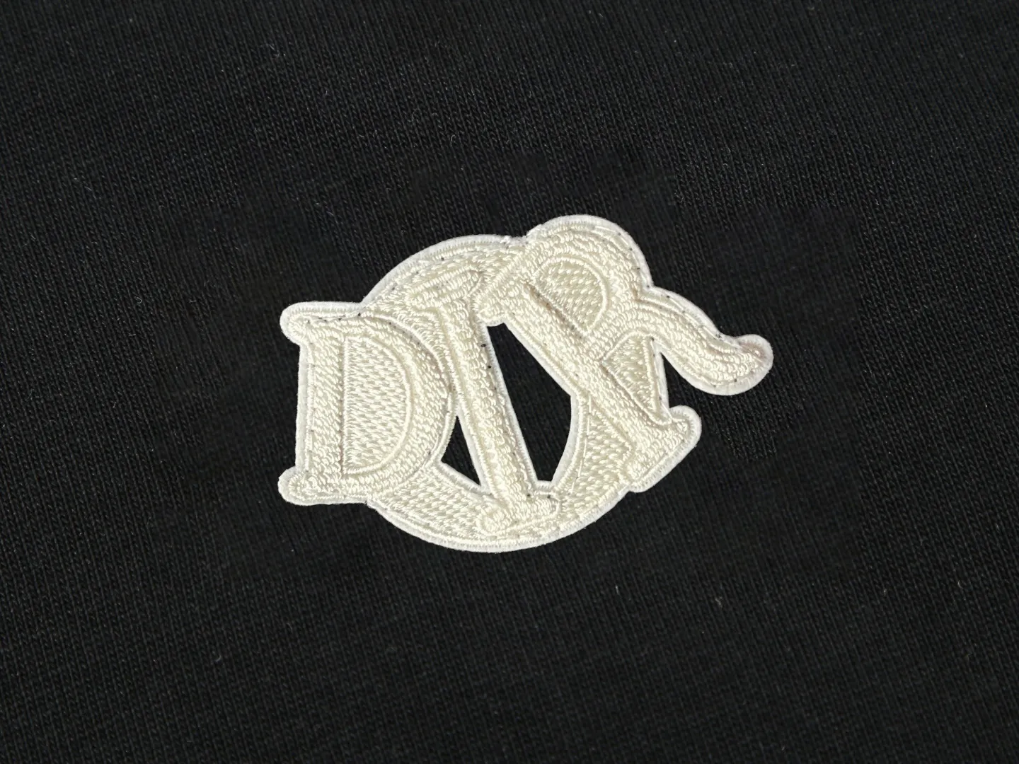 🅿️170 DIOR Dior new embroidered letters‼ ️Short-sleeved T-shirt® *Customized 280g cotton fabric, the fabric is soft, skin-friendly and comfortable *Laminated letter logo on the front *A very simple and elegant one that is unparalleled in terms of upper body comfort, interpreting your luxury and taste, and creating your fashionable charm. ⚠️Washing method: It is recommended to dry clean or wrap the reverse side in a laundry bag and machine wash it quickly in cold water and let it dry naturally! ⚠️ Unisex style 𝐂𝐎𝐋𝐎𝐔𝐑: White Black 𝐒𝐈𝐙𝐄: S-XL