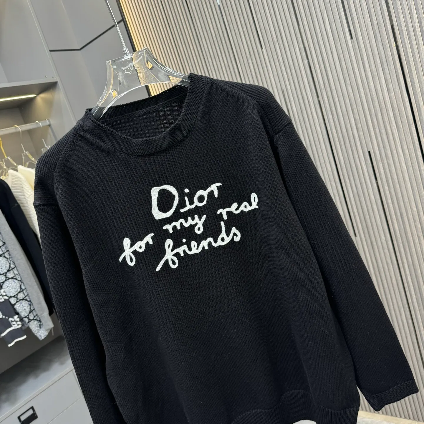 🅿️290 Dio 25FW crew neck sweater is made of top-grade cashmere yarn. The new autumn and winter Oblique jacquard knitted cashmere sweater adopts a double-sided wearable design and is made of high-quality cashmere material. After fine weaving process, it presents a soft and comfortable touch and excellent thermal insulation performance. The iconic Oblique jacquard pattern is perfectly presented through precision knitting technology. It can be worn on both sides, showing different style charms. The round neck design is simple and elegant, suitable for various matching occasions. Exquisite knitting technology ensures that the clothes are not easily deformed and remain crisp and long-lasting. The double-sided design concept reflects LV's perfect balance of practicality and fashion. Each sweater undergoes strict quality inspection to ensure that the quality meets the brand's consistently high standards. This knitted item combines warmth and style, making it an exquisite addition to your autumn and winter wardrobe. Size:S/M/L/XL