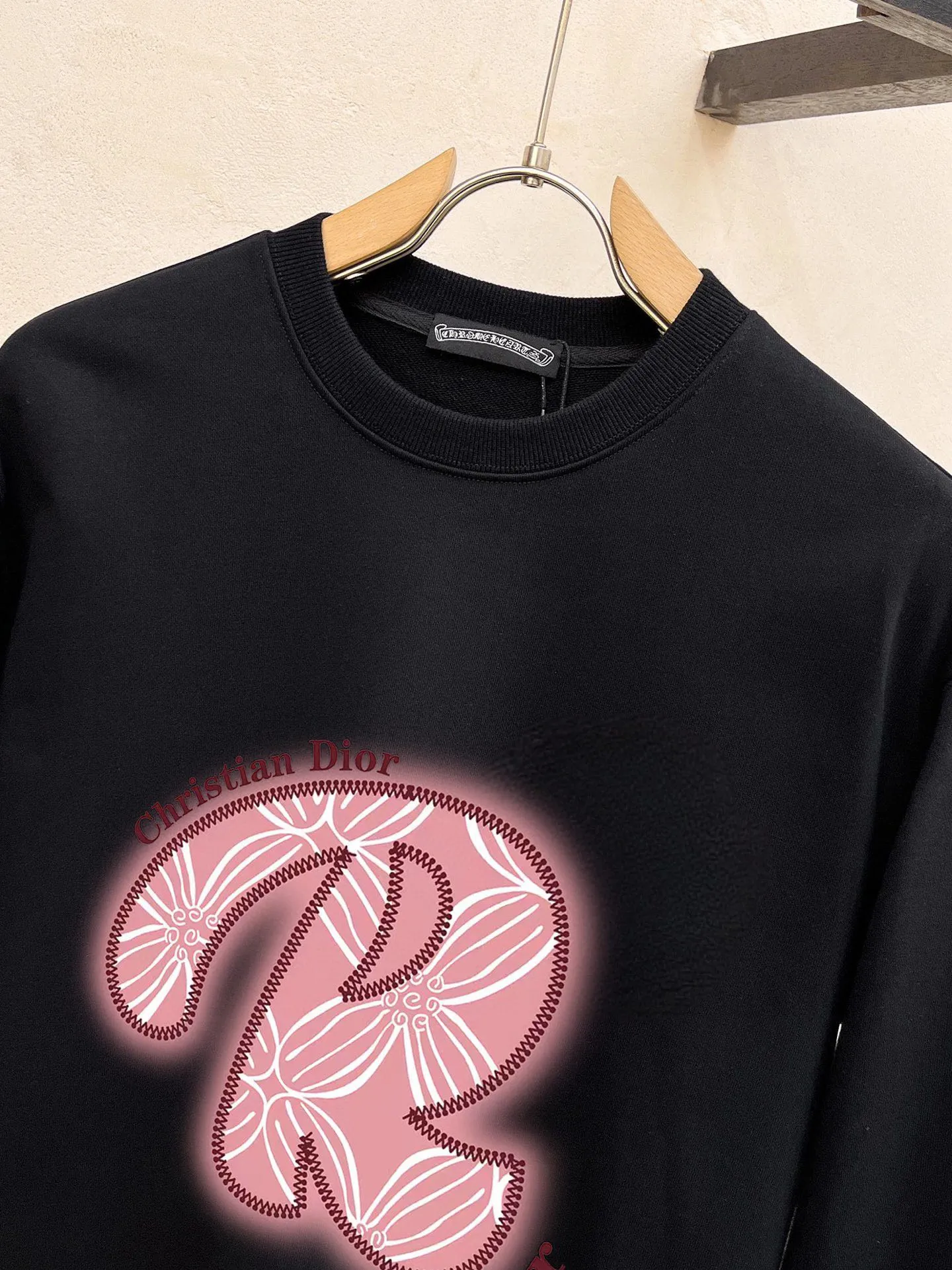🅿️220 brand [DIOR Dior] (good news for fat people) 2025ss autumn latest long-sleeved round-neck sweatshirt, on sale simultaneously on the official website. Refreshing and breathable. Made of top Tencel Roman. Comfortable and soft. 3D three-dimensional clarity. Super fashion sense. Great for gifting and keeping for yourself. Size: M-5XL (can wear up to 220 pounds)