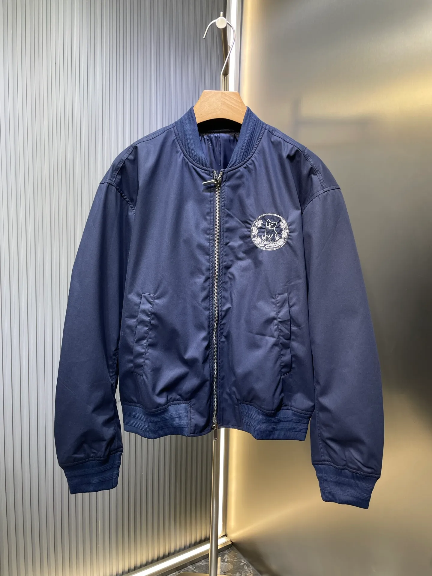 🅿️620 Dior🌟【Top Replica】Bomber Jacket Navy Blue Cotton Blend Fabric This bomber jacket displays the di0r for my real friends logo from the di0r and hylton nel collaboration. Crafted from navy cotton-blend in a comfortable fit with ribbed trim and welt pockets, it's embroidered with the collection's signature on the front and back. Wear it with a variety of everyday outfits. Embroidered di0r and hylton nel on the front and back Side welt pockets Two-way zip closure with di0r logo engraved zipper pull Ribbed collar, hem and cuffs 75% cotton 25% nylon Except for trim lining 100% cupro embroidered acrylic viscose Sheep wool filling 100% polyester Made in Italy Sizes: 46 48 50 52