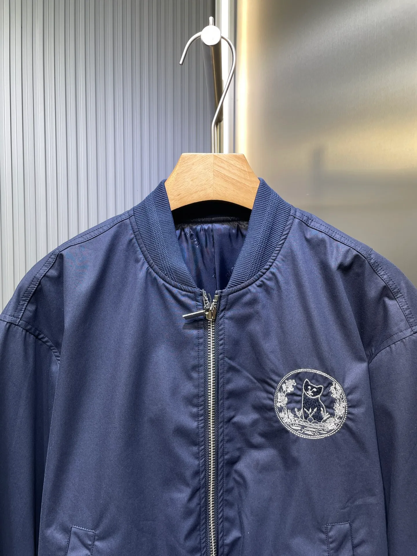 🅿️620 Dior🌟【Top Replica】Bomber Jacket Navy Blue Cotton Blend Fabric This bomber jacket displays the di0r for my real friends logo from the di0r and hylton nel collaboration. Crafted from navy cotton-blend in a comfortable fit with ribbed trim and welt pockets, it's embroidered with the collection's signature on the front and back. Wear it with a variety of everyday outfits. Embroidered di0r and hylton nel on the front and back Side welt pockets Two-way zip closure with di0r logo engraved zipper pull Ribbed collar, hem and cuffs 75% cotton 25% nylon Except for trim lining 100% cupro embroidered acrylic viscose Sheep wool filling 100% polyester Made in Italy Sizes: 46 48 50 52