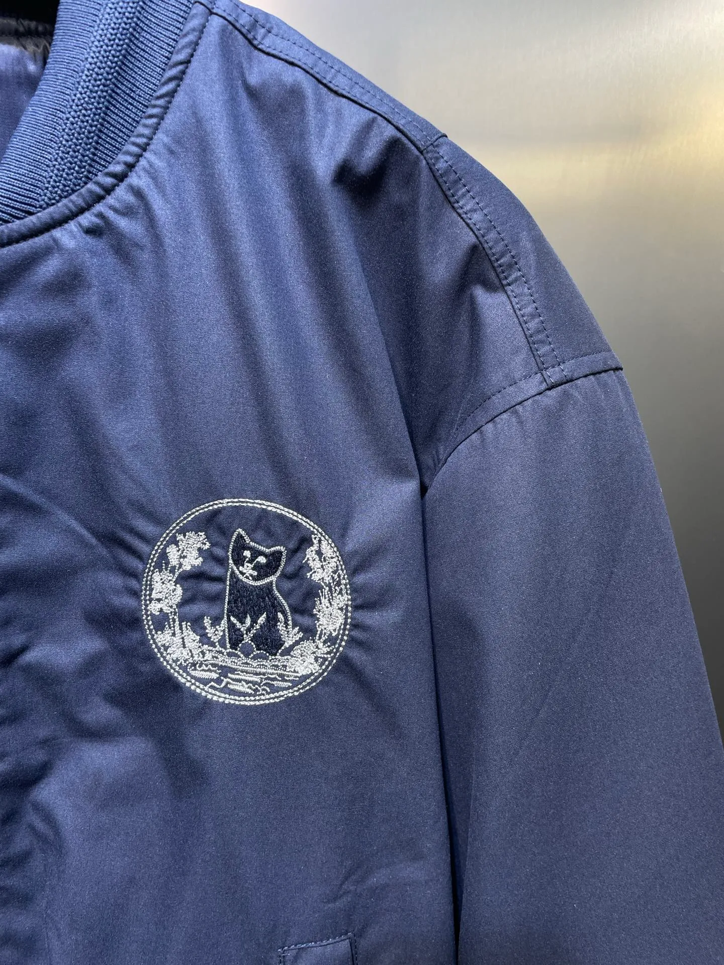 🅿️620 Dior🌟【Top Replica】Bomber Jacket Navy Blue Cotton Blend Fabric This bomber jacket displays the di0r for my real friends logo from the di0r and hylton nel collaboration. Crafted from navy cotton-blend in a comfortable fit with ribbed trim and welt pockets, it's embroidered with the collection's signature on the front and back. Wear it with a variety of everyday outfits. Embroidered di0r and hylton nel on the front and back Side welt pockets Two-way zip closure with di0r logo engraved zipper pull Ribbed collar, hem and cuffs 75% cotton 25% nylon Except for trim lining 100% cupro embroidered acrylic viscose Sheep wool filling 100% polyester Made in Italy Sizes: 46 48 50 52