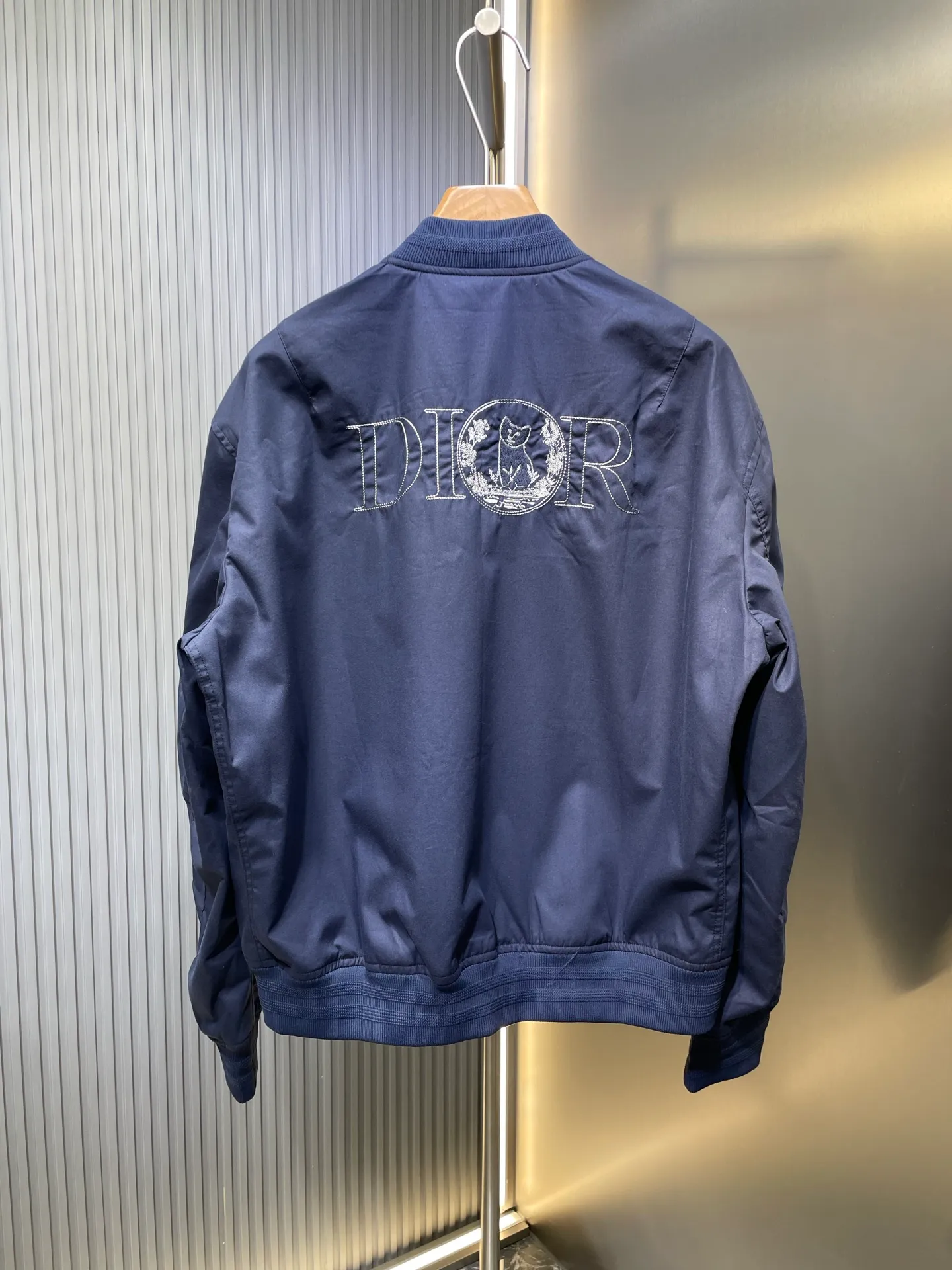 🅿️620 Dior🌟【Top Replica】Bomber Jacket Navy Blue Cotton Blend Fabric This bomber jacket displays the di0r for my real friends logo from the di0r and hylton nel collaboration. Crafted from navy cotton-blend in a comfortable fit with ribbed trim and welt pockets, it's embroidered with the collection's signature on the front and back. Wear it with a variety of everyday outfits. Embroidered di0r and hylton nel on the front and back Side welt pockets Two-way zip closure with di0r logo engraved zipper pull Ribbed collar, hem and cuffs 75% cotton 25% nylon Except for trim lining 100% cupro embroidered acrylic viscose Sheep wool filling 100% polyester Made in Italy Sizes: 46 48 50 52