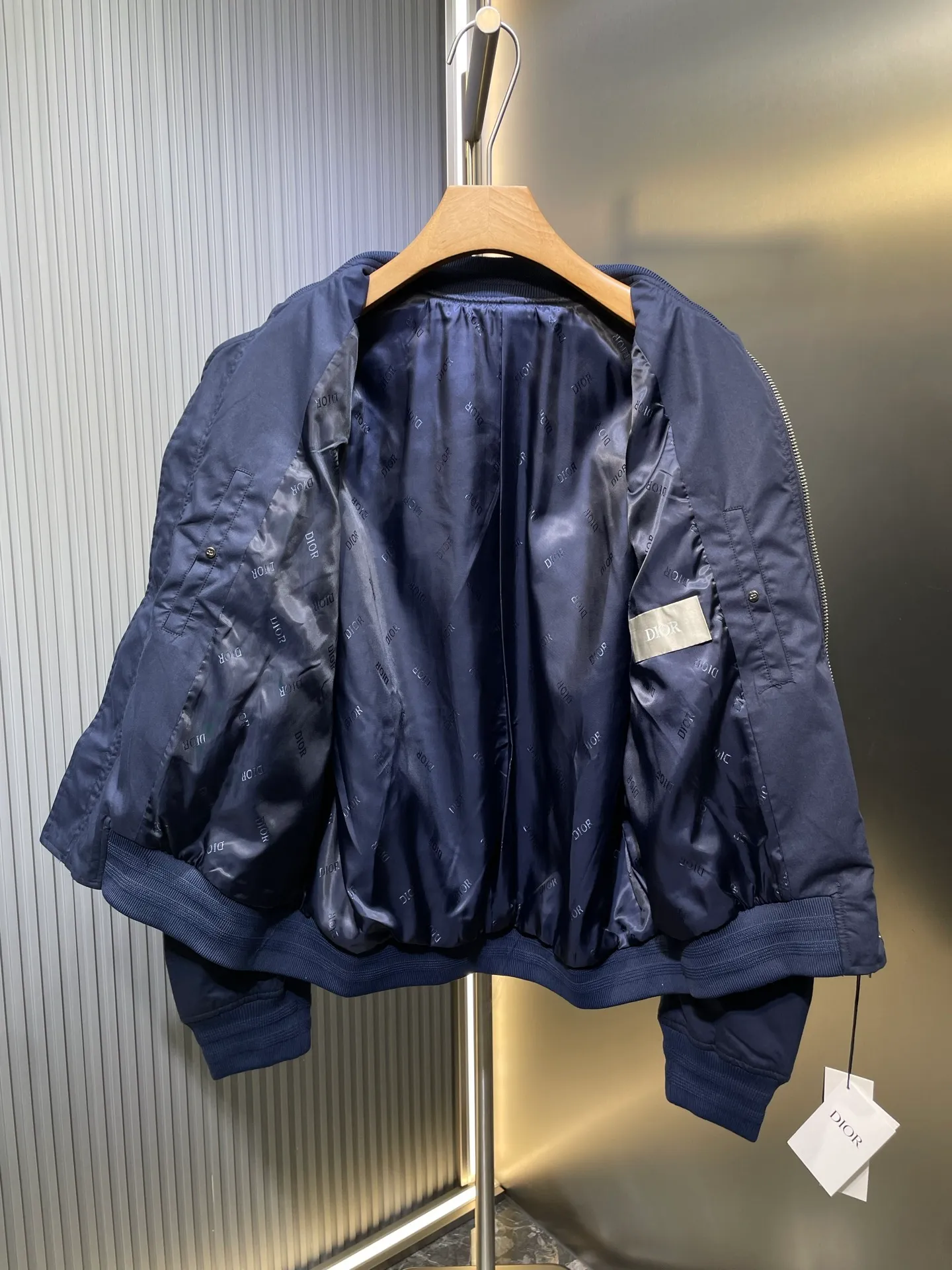 🅿️620 Dior🌟【Top Replica】Bomber Jacket Navy Blue Cotton Blend Fabric This bomber jacket displays the di0r for my real friends logo from the di0r and hylton nel collaboration. Crafted from navy cotton-blend in a comfortable fit with ribbed trim and welt pockets, it's embroidered with the collection's signature on the front and back. Wear it with a variety of everyday outfits. Embroidered di0r and hylton nel on the front and back Side welt pockets Two-way zip closure with di0r logo engraved zipper pull Ribbed collar, hem and cuffs 75% cotton 25% nylon Except for trim lining 100% cupro embroidered acrylic viscose Sheep wool filling 100% polyester Made in Italy Sizes: 46 48 50 52