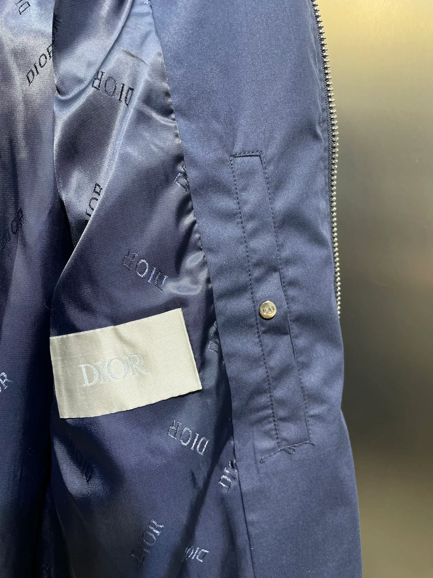 🅿️620 Dior🌟【Top Replica】Bomber Jacket Navy Blue Cotton Blend Fabric This bomber jacket displays the di0r for my real friends logo from the di0r and hylton nel collaboration. Crafted from navy cotton-blend in a comfortable fit with ribbed trim and welt pockets, it's embroidered with the collection's signature on the front and back. Wear it with a variety of everyday outfits. Embroidered di0r and hylton nel on the front and back Side welt pockets Two-way zip closure with di0r logo engraved zipper pull Ribbed collar, hem and cuffs 75% cotton 25% nylon Except for trim lining 100% cupro embroidered acrylic viscose Sheep wool filling 100% polyester Made in Italy Sizes: 46 48 50 52