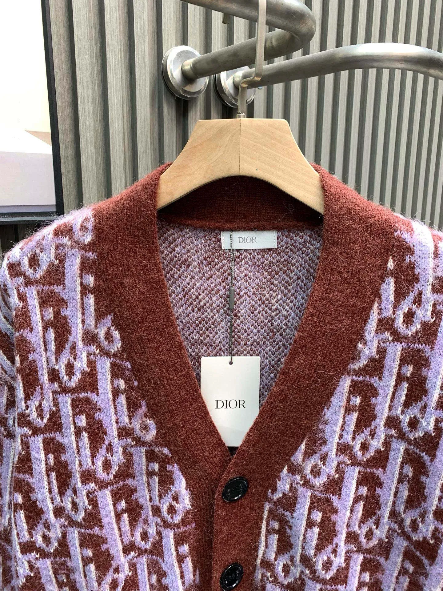 🅿️390 🀄️ DIOR Dior 2025 new autumn and winter new full-print cardigan sweater, mohair wool blended wool, solid feel, multiple adjustments to pattern position and color, no overall color difference, advanced customization, full of urban style, soft and delicate. Men's wardrobe is indispensable with the basics. Girls are super fairy. It embodies a sense of luxury while still being sweet and white. It can be used to match various clothing anytime and anywhere to meet your daily life needs. The design is very simple
