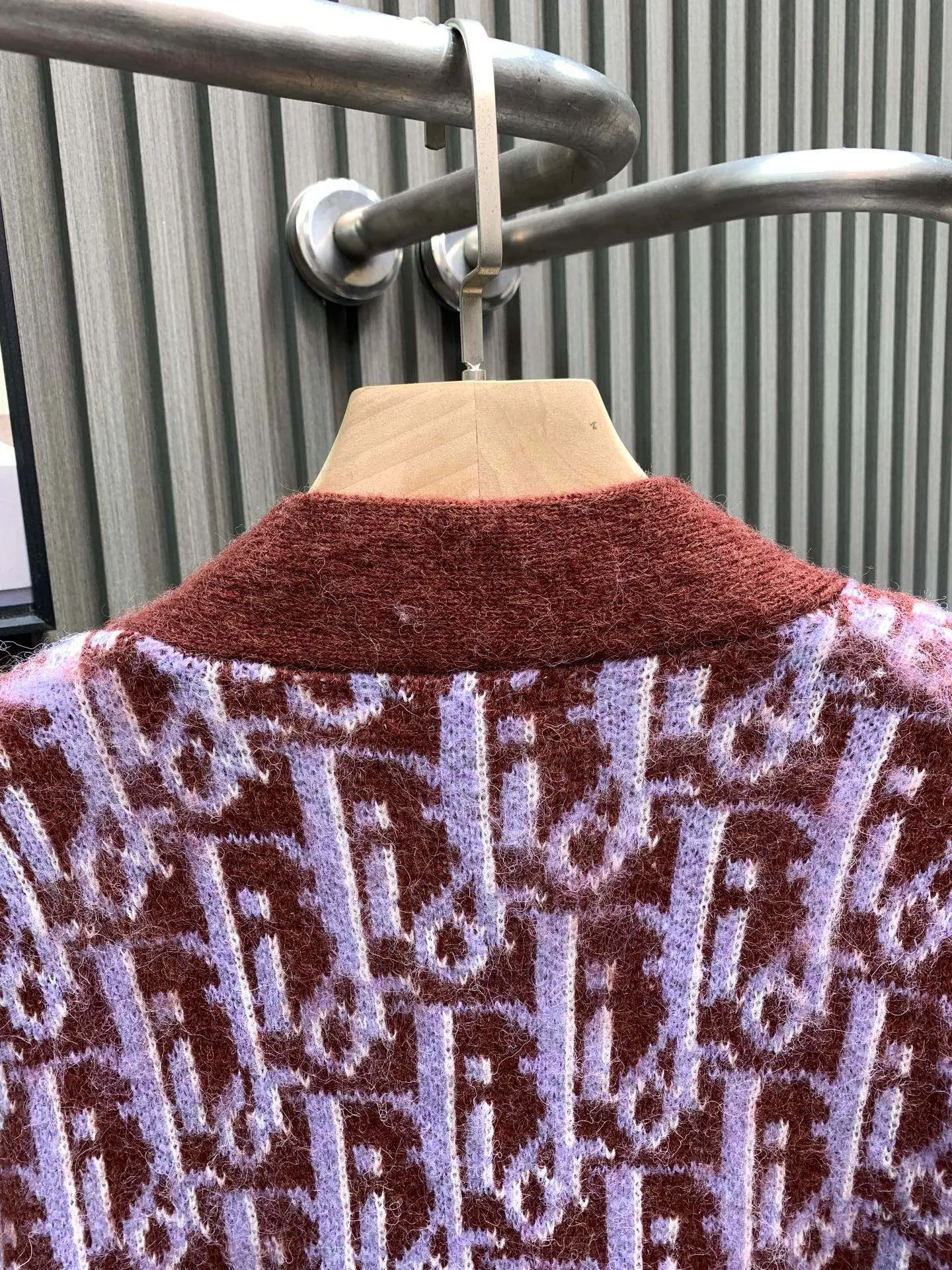 🅿️390 🀄️ DIOR Dior 2025 new autumn and winter new full-print cardigan sweater, mohair wool blended wool, solid feel, multiple adjustments to pattern position and color, no overall color difference, advanced customization, full of urban style, soft and delicate. Men's wardrobe is indispensable with the basics. Girls are super fairy. It embodies a sense of luxury while still being sweet and white. It can be used to match various clothing anytime and anywhere to meet your daily life needs. The design is very simple
