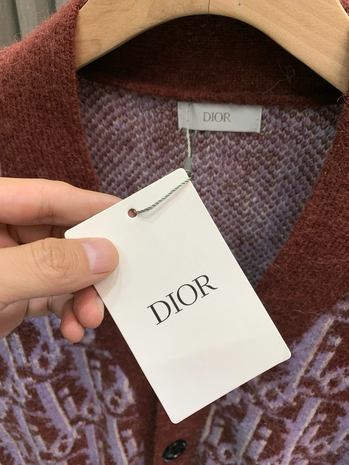 🅿️390 🀄️ DIOR Dior 2025 new autumn and winter new full-print cardigan sweater, mohair wool blended wool, solid feel, multiple adjustments to pattern position and color, no overall color difference, advanced customization, full of urban style, soft and delicate. Men's wardrobe is indispensable with the basics. Girls are super fairy. It embodies a sense of luxury while still being sweet and white. It can be used to match various clothing anytime and anywhere to meet your daily life needs. The design is very simple