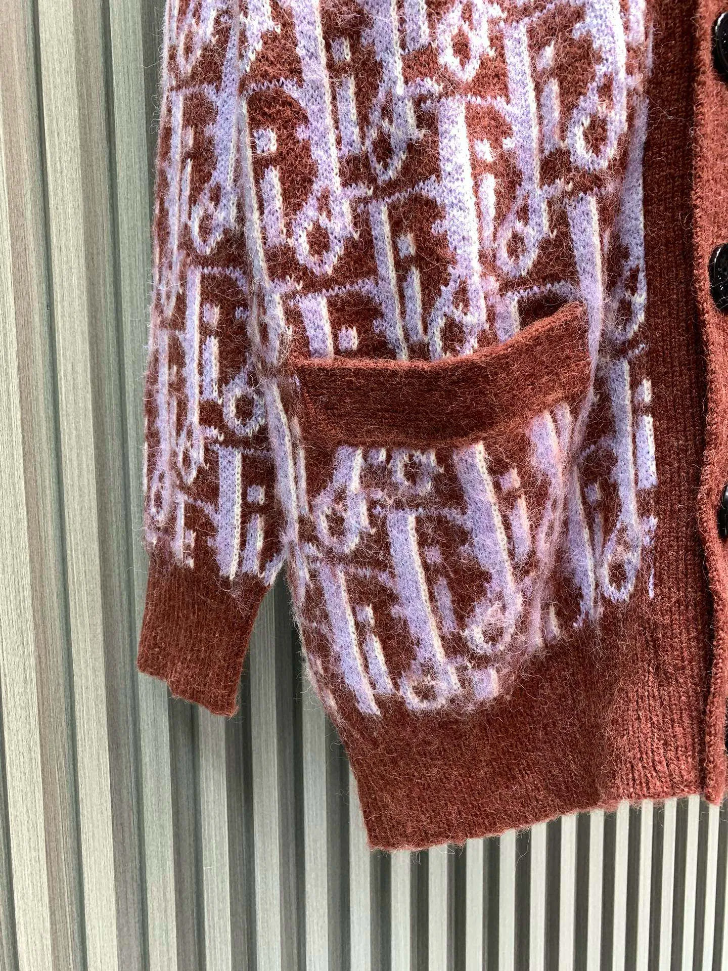 🅿️390 🀄️ DIOR Dior 2025 new autumn and winter new full-print cardigan sweater, mohair wool blended wool, solid feel, multiple adjustments to pattern position and color, no overall color difference, advanced customization, full of urban style, soft and delicate. Men's wardrobe is indispensable with the basics. Girls are super fairy. It embodies a sense of luxury while still being sweet and white. It can be used to match various clothing anytime and anywhere to meet your daily life needs. The design is very simple