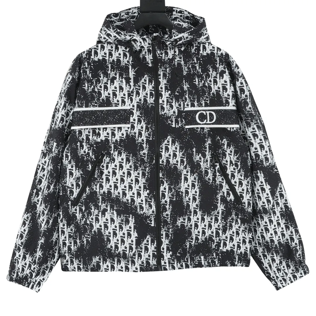 🅿️570 DIOR/Dior all-over printed gradient distressed jacquard zipper windbreaker jacket. Exclusive molding and custom-made original zipper. It will not rust easily after being stored for a long time after washing. The "Dior" letters on the small buttons on the pockets are clearly visible. The fabric letters are printed using a discharge printing process, which is to change the original color of the yarn to white and gray. It is not the so-called printed or jacquard fabric on the market. The texture of the fabric is thick and stiff, and it is not the soft and thin material on the market. Pay attention to the distinction. The characteristics of the fabric are not easy to wrinkle. The dyeing yarn 100% restores the original color. An exclusive blockbuster item! Size：XS-L