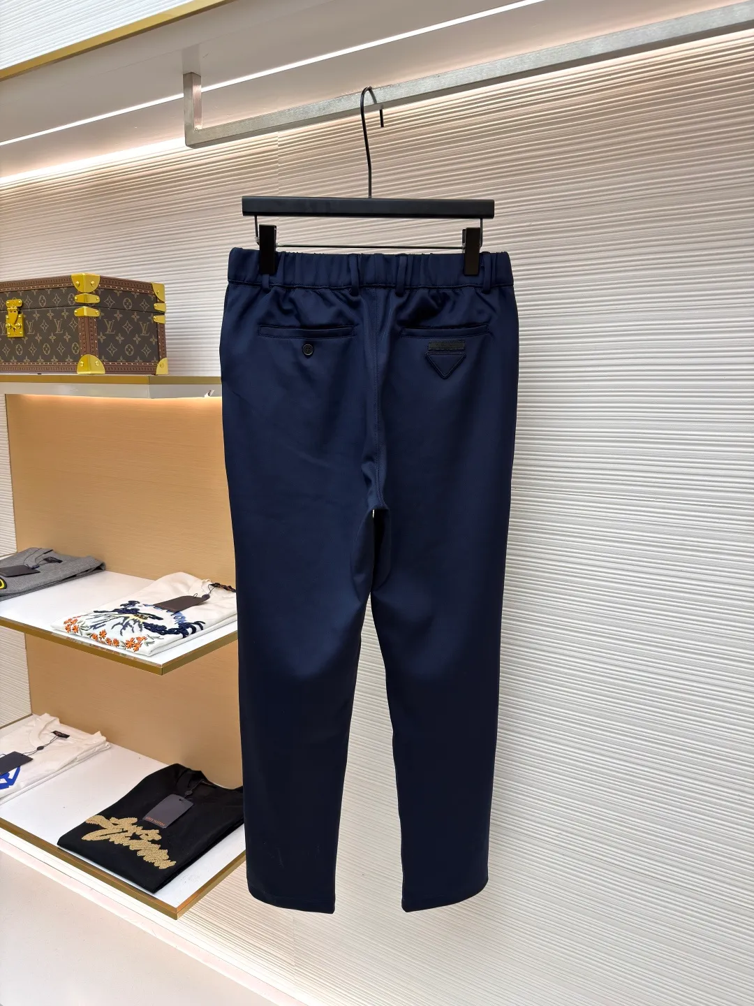 Prada embellished fabric triangle trousers ●Item number: 1681414-A85 ●Fabric: natural cotton fabric ●Technology: fabric production ●Color: navy ●Version: fitted version ●Weight: about 470 grams ●Size: S-M-L-XL ●Description: A healthy fabric woven with 80% natural cotton fiber as the main body and a small amount of bamboo fiber and polyester fiber added. Cotton fiber provides natural breathability and comfort, while a small amount of polyester fiber and bamboo fiber are added to enhance its durability and wrinkle resistance. The surface feels smooth and has a certain degree of stretchability. The addition of natural plant extracts can effectively inhibit bacterial growth and reduce odor. The high-count and high-density physical structure reduces the adhesion of dust mites without affecting its ability to quickly wick away sweat and evaporate, maintaining comfort. The fabric is evenly humidified by steam, squeezed with heated rollers and elastic rubber blankets to force the fibers to retract, and finally cooled by cold air to fix the shape. After processing, the shrinkage rate is controlled within 3%. The overall wiring is straight and delicate, the fabric is comfortable and soft, and the color is consistent without color difference. It can be matched with the same style to create a fashionable look and control various occasions. Customized accessories, complete with three standards, same style for men and women!