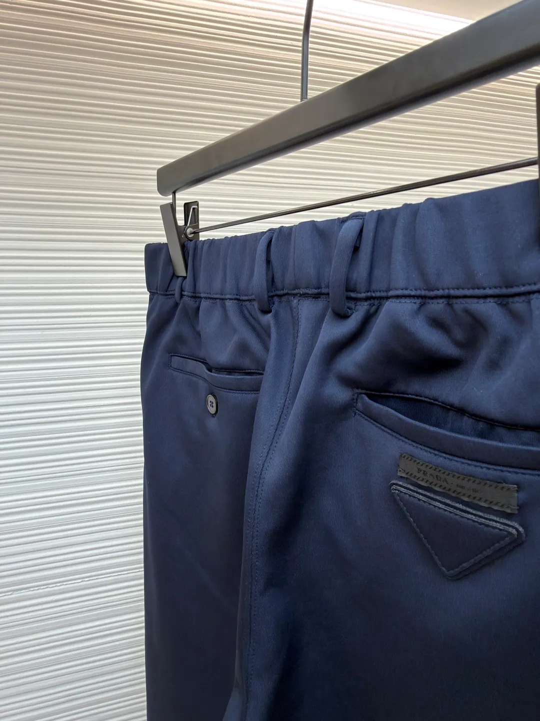 Prada embellished fabric triangle trousers ●Item number: 1681414-A85 ●Fabric: natural cotton fabric ●Technology: fabric production ●Color: navy ●Version: fitted version ●Weight: about 470 grams ●Size: S-M-L-XL ●Description: A healthy fabric woven with 80% natural cotton fiber as the main body and a small amount of bamboo fiber and polyester fiber added. Cotton fiber provides natural breathability and comfort, while a small amount of polyester fiber and bamboo fiber are added to enhance its durability and wrinkle resistance. The surface feels smooth and has a certain degree of stretchability. The addition of natural plant extracts can effectively inhibit bacterial growth and reduce odor. The high-count and high-density physical structure reduces the adhesion of dust mites without affecting its ability to quickly wick away sweat and evaporate, maintaining comfort. The fabric is evenly humidified by steam, squeezed with heated rollers and elastic rubber blankets to force the fibers to retract, and finally cooled by cold air to fix the shape. After processing, the shrinkage rate is controlled within 3%. The overall wiring is straight and delicate, the fabric is comfortable and soft, and the color is consistent without color difference. It can be matched with the same style to create a fashionable look and control various occasions. Customized accessories, complete with three standards, same style for men and women!