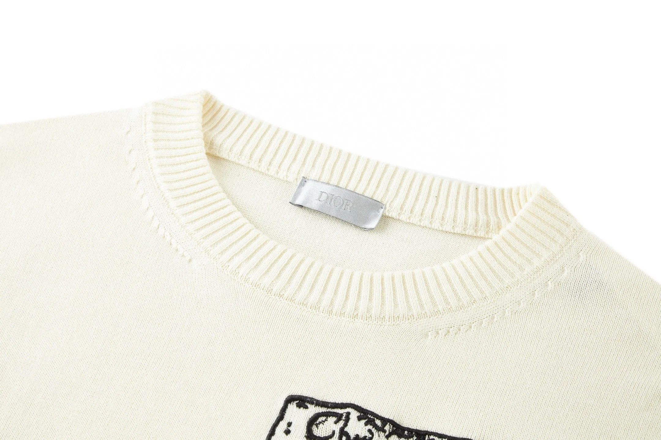 🅿️480 [Exclusive supply] CD file logo embroidered crew neck sweater (white) The fabric is made of 55 merino wool and 45 cotton long cotton yarn. This style is a blended yarn with a high wool content that makes it softer to the touch. The upper body comfort is very strong. The washing water of ready-made clothes removes odors and fixes the shape of the clothes so that they are not easily deformed after a second drying wash. Do not machine wash! The embroidery uses flat embroidery, and the imported Tajima machine makes the embroidery effect more delicate, and every line and line is perfectly reproduced. The number of stitches is about 16,000. This sweater features the Dior Archives Labels logo reinterpreted in an embroidered version of the brand's label. Made of white wool jersey with ribbed crew neck, cuffs and hem. It is characterized by timeless charm and is perfect for adding a touch of elegance to spring looks. Dior Archives Labels embroidered at chest. Ribbed crew neck, cuffs and hem. Size:S.M.L.XL