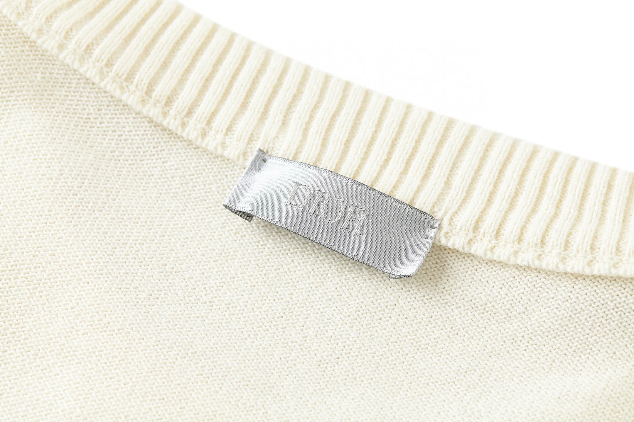 🅿️480 [Exclusive supply] CD file logo embroidered crew neck sweater (white) The fabric is made of 55 merino wool and 45 cotton long cotton yarn. This style is a blended yarn with a high wool content that makes it softer to the touch. The upper body comfort is very strong. The washing water of ready-made clothes removes odors and fixes the shape of the clothes so that they are not easily deformed after a second drying wash. Do not machine wash! The embroidery uses flat embroidery, and the imported Tajima machine makes the embroidery effect more delicate, and every line and line is perfectly reproduced. The number of stitches is about 16,000. This sweater features the Dior Archives Labels logo reinterpreted in an embroidered version of the brand's label. Made of white wool jersey with ribbed crew neck, cuffs and hem. It is characterized by timeless charm and is perfect for adding a touch of elegance to spring looks. Dior Archives Labels embroidered at chest. Ribbed crew neck, cuffs and hem. Size:S.M.L.XL