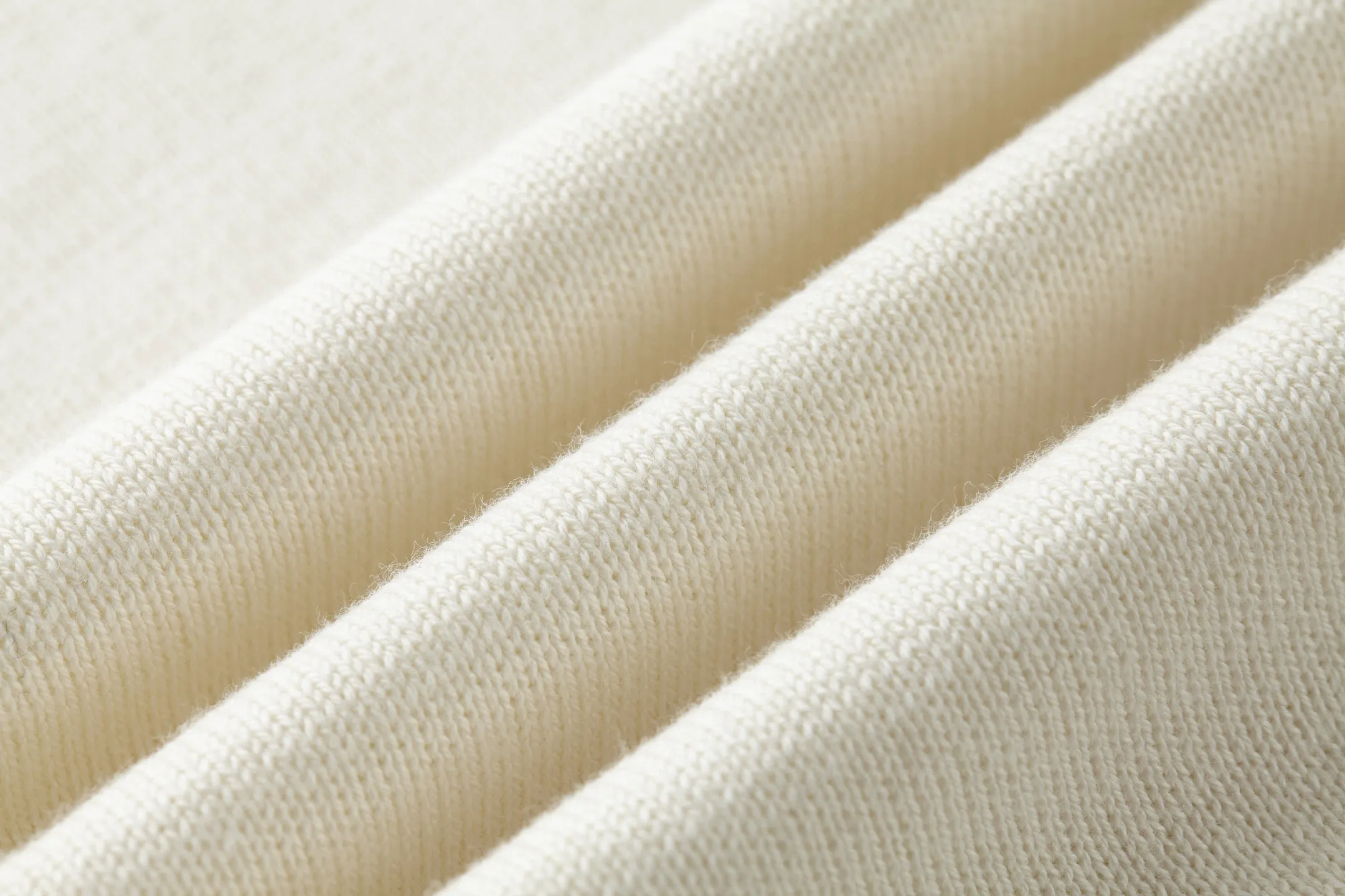 🅿️480 [Exclusive supply] CD file logo embroidered crew neck sweater (white) The fabric is made of 55 merino wool and 45 cotton long cotton yarn. This style is a blended yarn with a high wool content that makes it softer to the touch. The upper body comfort is very strong. The washing water of ready-made clothes removes odors and fixes the shape of the clothes so that they are not easily deformed after a second drying wash. Do not machine wash! The embroidery uses flat embroidery, and the imported Tajima machine makes the embroidery effect more delicate, and every line and line is perfectly reproduced. The number of stitches is about 16,000. This sweater features the Dior Archives Labels logo reinterpreted in an embroidered version of the brand's label. Made of white wool jersey with ribbed crew neck, cuffs and hem. It is characterized by timeless charm and is perfect for adding a touch of elegance to spring looks. Dior Archives Labels embroidered at chest. Ribbed crew neck, cuffs and hem. Size:S.M.L.XL
