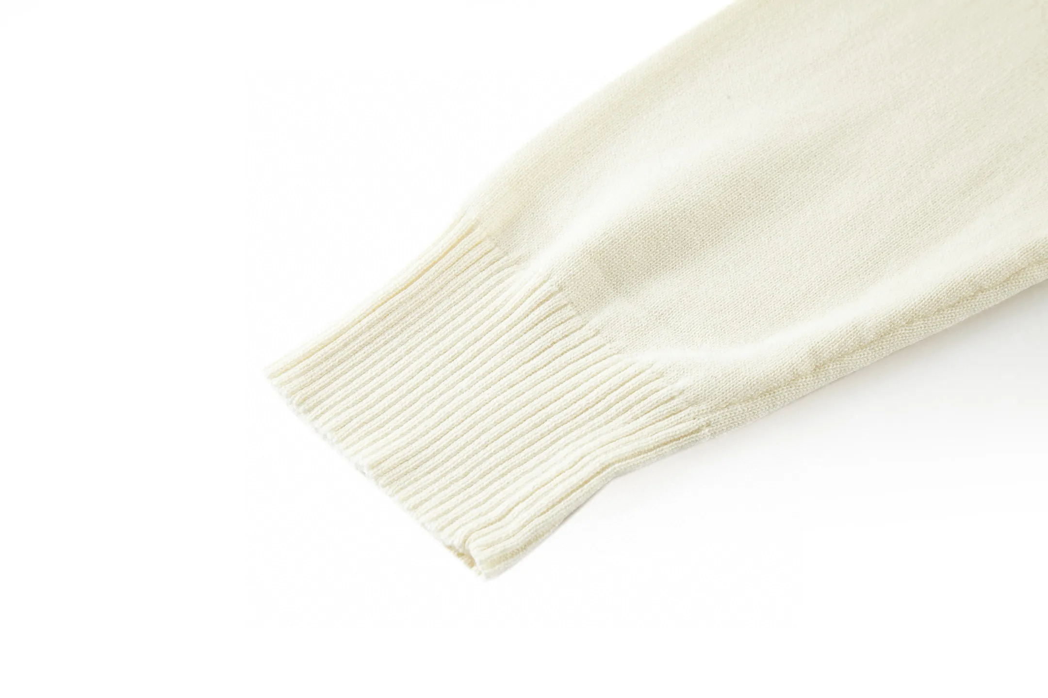 🅿️480 [Exclusive supply] CD file logo embroidered crew neck sweater (white) The fabric is made of 55 merino wool and 45 cotton long cotton yarn. This style is a blended yarn with a high wool content that makes it softer to the touch. The upper body comfort is very strong. The washing water of ready-made clothes removes odors and fixes the shape of the clothes so that they are not easily deformed after a second drying wash. Do not machine wash! The embroidery uses flat embroidery, and the imported Tajima machine makes the embroidery effect more delicate, and every line and line is perfectly reproduced. The number of stitches is about 16,000. This sweater features the Dior Archives Labels logo reinterpreted in an embroidered version of the brand's label. Made of white wool jersey with ribbed crew neck, cuffs and hem. It is characterized by timeless charm and is perfect for adding a touch of elegance to spring looks. Dior Archives Labels embroidered at chest. Ribbed crew neck, cuffs and hem. Size:S.M.L.XL