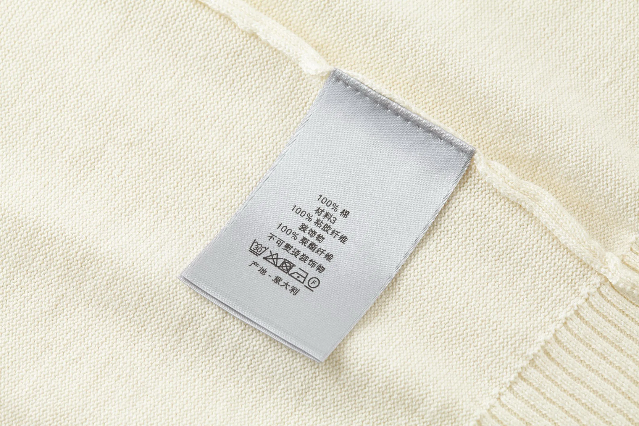 🅿️480 [Exclusive supply] CD file logo embroidered crew neck sweater (white) The fabric is made of 55 merino wool and 45 cotton long cotton yarn. This style is a blended yarn with a high wool content that makes it softer to the touch. The upper body comfort is very strong. The washing water of ready-made clothes removes odors and fixes the shape of the clothes so that they are not easily deformed after a second drying wash. Do not machine wash! The embroidery uses flat embroidery, and the imported Tajima machine makes the embroidery effect more delicate, and every line and line is perfectly reproduced. The number of stitches is about 16,000. This sweater features the Dior Archives Labels logo reinterpreted in an embroidered version of the brand's label. Made of white wool jersey with ribbed crew neck, cuffs and hem. It is characterized by timeless charm and is perfect for adding a touch of elegance to spring looks. Dior Archives Labels embroidered at chest. Ribbed crew neck, cuffs and hem. Size:S.M.L.XL