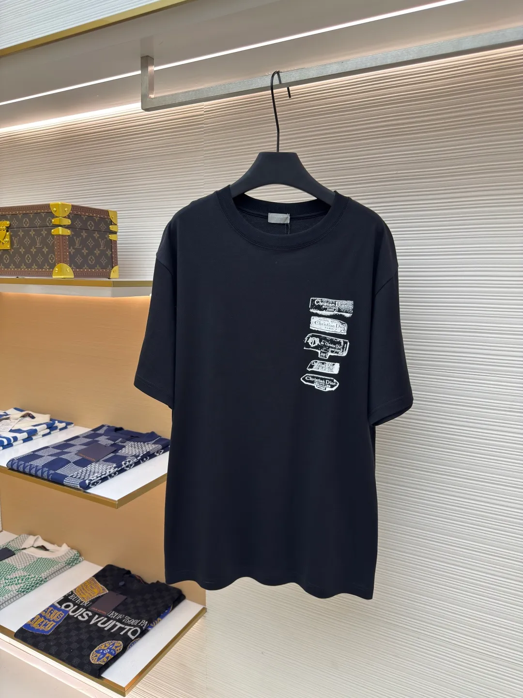 Dior flocked logo T-shirt ●Authentic product: purchased and developed by 7200 ●Item number: 1680146-A05 ●Fabric: pure cotton fabric ●Technology: flocked jacquard production ●Version: fitted version ●Weight: about 255 grams ●Size: XS-S-M-L ●Description: The fabric is made of 50s double-ply long-staple cotton plain fabric, treated with dust-free wool technology to give a light and soft cotton feel. It is matched with 32s single-ply yarn combed cotton 1*1 collar rib. The fabric is printed with hand-made platen screen flocking, and the bottom layer is coated with anti-sublimation liquid. The flocking slurry is scraped, and the pile is made of 0.2mm high viscose velvet. The two-color pile is mixed. The bottom of the cage cover is electrostatically flocked. The flocking operation time is tested multiple times by pattern making to control the number and density of the pile to ensure that the visual effect is consistent with the original. The overall wiring is straight and delicate, the fabric is comfortable and soft, and the color is consistent without color difference. It can be matched with the same style to create a fashionable look and control various occasions. Customized accessories, complete with three standards, same style for men and women!