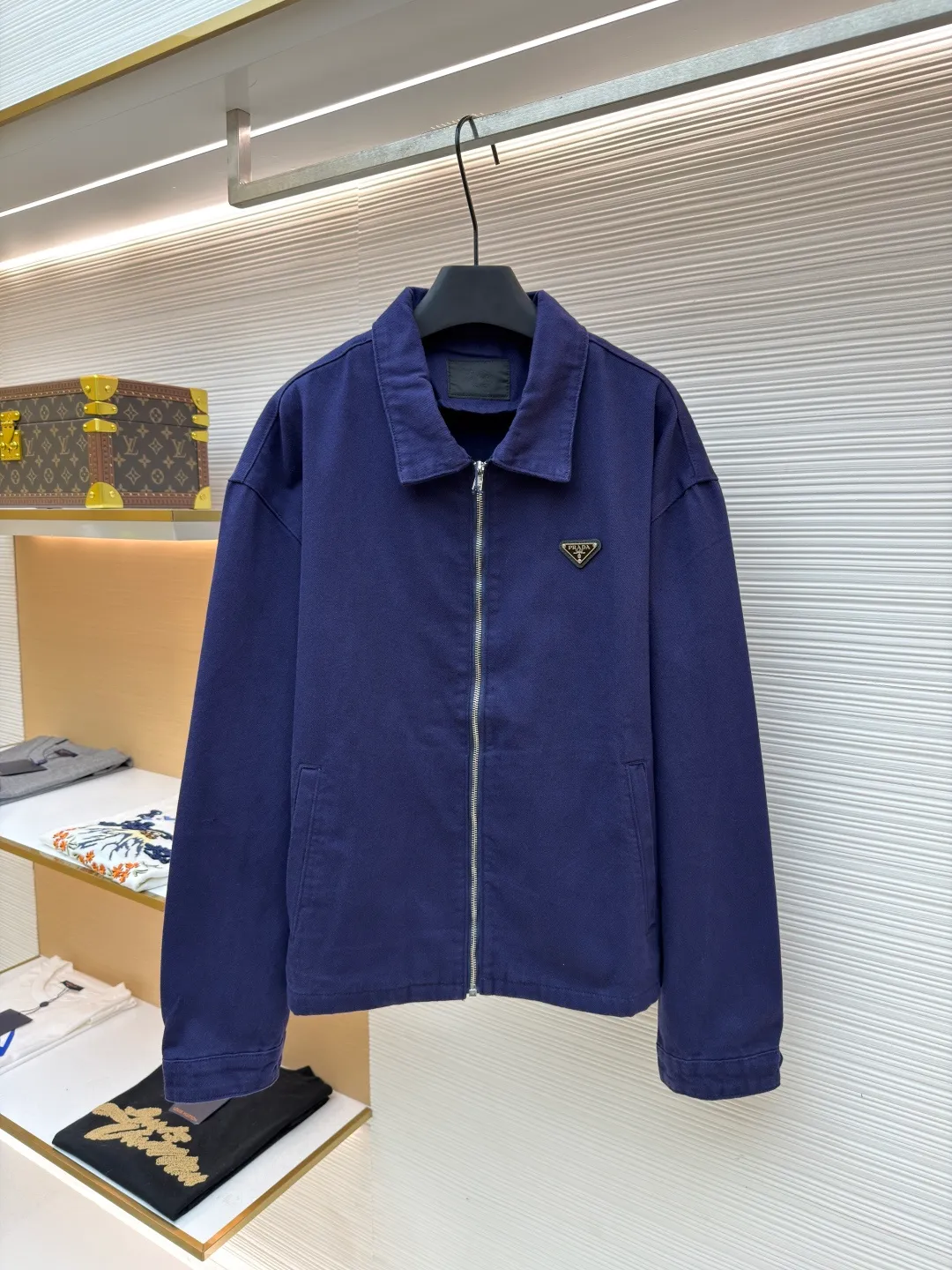 Prada triangular logo distressed denim jacket ●Original version: Purchased and developed for 14200 ●Item number: 1681501-B35 ●Material: denim fabric ●Technology: washed production ●Color: navy ●Version: fitted version ●Weight: about 825 grams ●Size: S-M-L-XL ●Description: Customized nano royal blue worsted denim, high-quality texture, soft and tough, comfortable and close to the skin, with royal blue as the background color, noble and elegant The iconic triangular logo is embedded on the jacket, low-key but highly recognizable. The old-fashioned elegance meets the new retro chapter of the jacket. The zipper opening and closing design injects a smart atmosphere and resists glitz with simplicity. Embrace diversity with versatility and use imported special machine infrared to locate the "Prada triangle logo". The position is more accurate. Firm and strong, template machine opens the bag. Preset templates guide the position, shape and size of the bag opening. The accuracy ensures the quality of the bag opening effect, washed and vintage. Use a special solution to remove stains and slightly fade. Use strong washing methods to fade the color to make it more uniform. Complex workmanship and high loss. The overall wiring is straight and delicate, the fabric is comfortable and soft, and the color is consistent without color difference. It can be matched with the same style to create a fashionable look and control various occasions. Customized accessories, complete with three standards, same style for men and women!