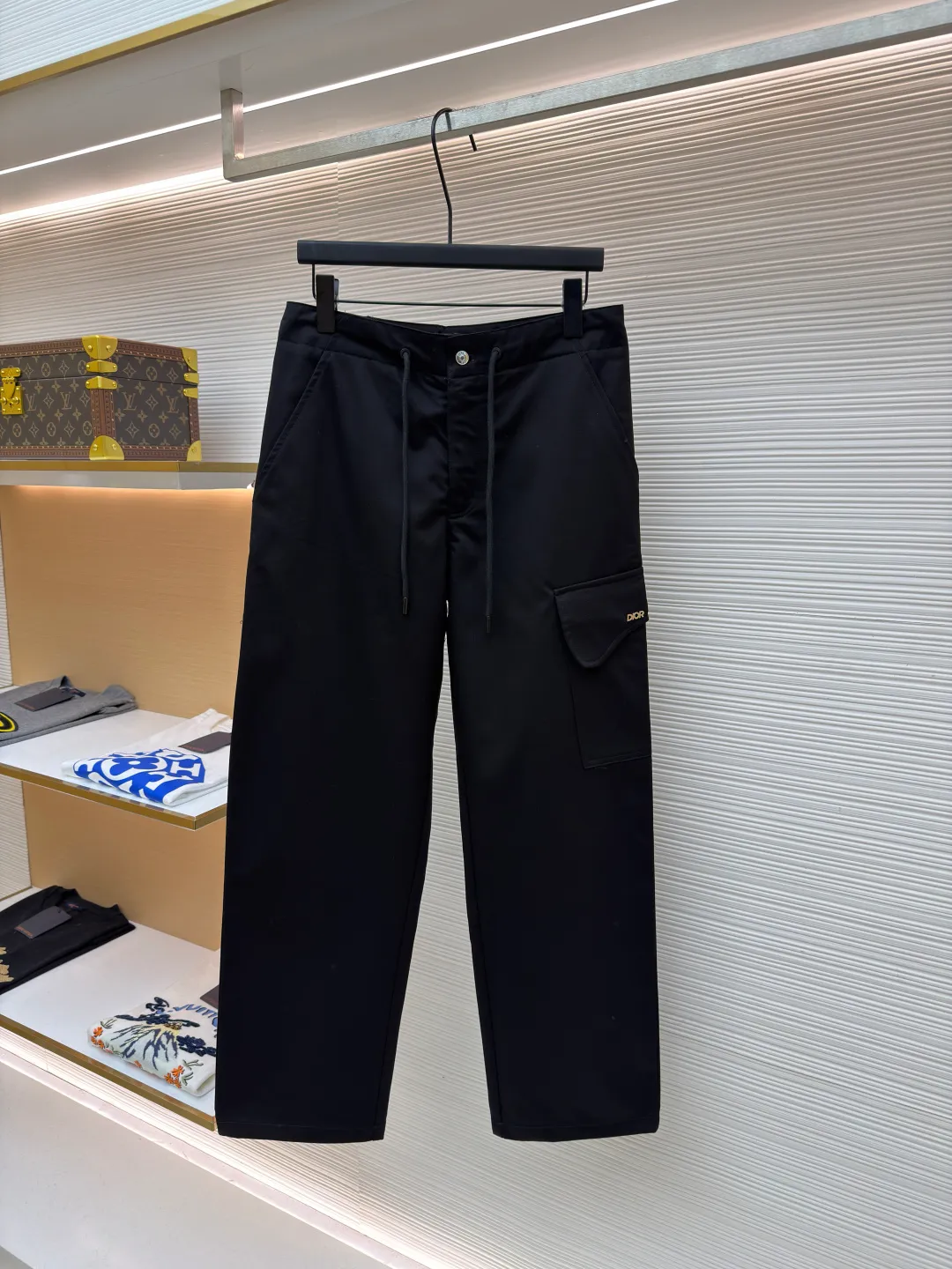 Dior cotton Huardani overalls ●Original version: purchased and developed for 11000 ●Item number: 1682108-B05 ●Fabric: cotton fabric ●Technology: made on positioning cutting machine ●Color: black ●Version: fitted version ●Weight: about 535 grams ●Size: 46-48-50-52-54-56 ●Description: These Dior black work casual pants are made of high-density twill blended fabric. The fabric has been treated with anti-static and water-repellent treatments. It feels crisp and not easy to pill and deform, and has a good drape feeling. The waistband of the trousers is designed with a double adjustment of drawstrings and metal snaps. The drawstring is a braided rope belt of the same color, and the metal snaps are treated with polished nickel plating, which has a long-lasting gloss and is not easy to oxidize. The side utility pockets are made of three-dimensional tailoring and splicing. The edges of the pocket are reinforced with double stitching. The body of the bag is inlaid with metal letter logos. It is made by laser engraving and electroplating processes. The fonts are clear and delicate. The seams on the trousers body are all overlocked, with cross-reinforced stitching on the crotch, hems on the trousers, and the overall cut is a straight workwear silhouette. Every structural splice has been accurately patterned, and the overall alignment is straight and delicate. The fabric is comfortable and soft, and the color is consistent without color difference. It can be matched with the same style to create a fashionable look and control various occasions. Customized accessories, complete three standards, the same style for men and women!
