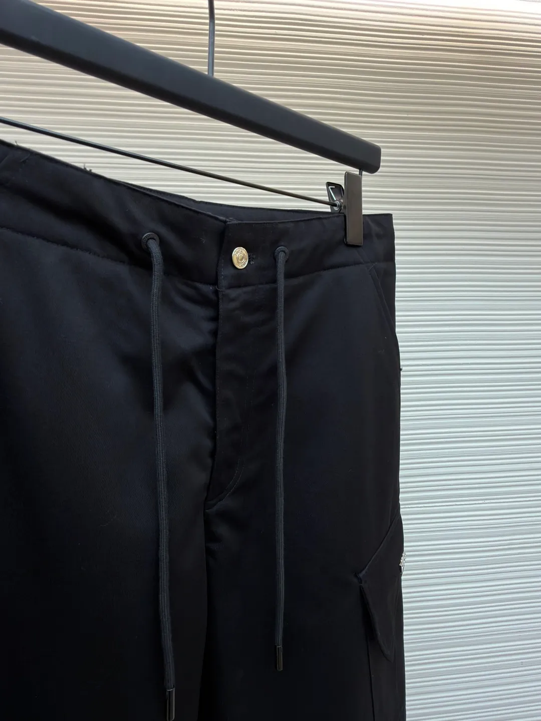 Dior cotton Huardani overalls ●Original version: purchased and developed for 11000 ●Item number: 1682108-B05 ●Fabric: cotton fabric ●Technology: made on positioning cutting machine ●Color: black ●Version: fitted version ●Weight: about 535 grams ●Size: 46-48-50-52-54-56 ●Description: These Dior black work casual pants are made of high-density twill blended fabric. The fabric has been treated with anti-static and water-repellent treatments. It feels crisp and not easy to pill and deform, and has a good drape feeling. The waistband of the trousers is designed with a double adjustment of drawstrings and metal snaps. The drawstring is a braided rope belt of the same color, and the metal snaps are treated with polished nickel plating, which has a long-lasting gloss and is not easy to oxidize. The side utility pockets are made of three-dimensional tailoring and splicing. The edges of the pocket are reinforced with double stitching. The body of the bag is inlaid with metal letter logos. It is made by laser engraving and electroplating processes. The fonts are clear and delicate. The seams on the trousers body are all overlocked, with cross-reinforced stitching on the crotch, hems on the trousers, and the overall cut is a straight workwear silhouette. Every structural splice has been accurately patterned, and the overall alignment is straight and delicate. The fabric is comfortable and soft, and the color is consistent without color difference. It can be matched with the same style to create a fashionable look and control various occasions. Customized accessories, complete three standards, the same style for men and women!