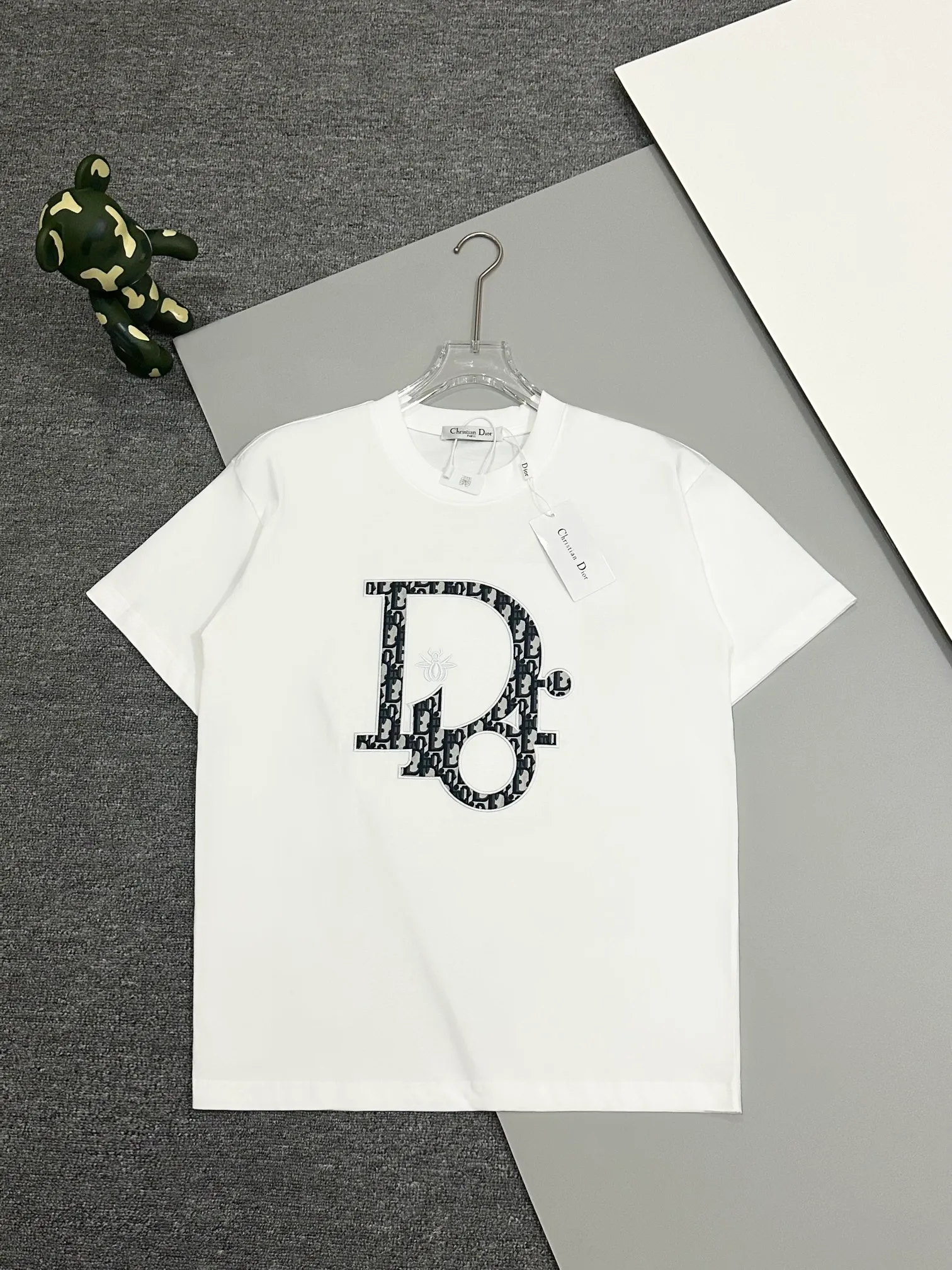 🅿️190 [Higher version] Dior Dior 2025 new patch patch little bee embroidery couple style round neck 32 count 280g combed fabric. 🔥Original fabric, full-print patch embroidery on the front and back, the same style as the internet celebrity. It feels very comfortable, fashionable and individual. It is super versatile and looks great for both men and women in autumn. It is a must-have for everyone. Original packaging, hang tag, collar label, washed wheat, complete👍. Color: black white. Size: S to xL