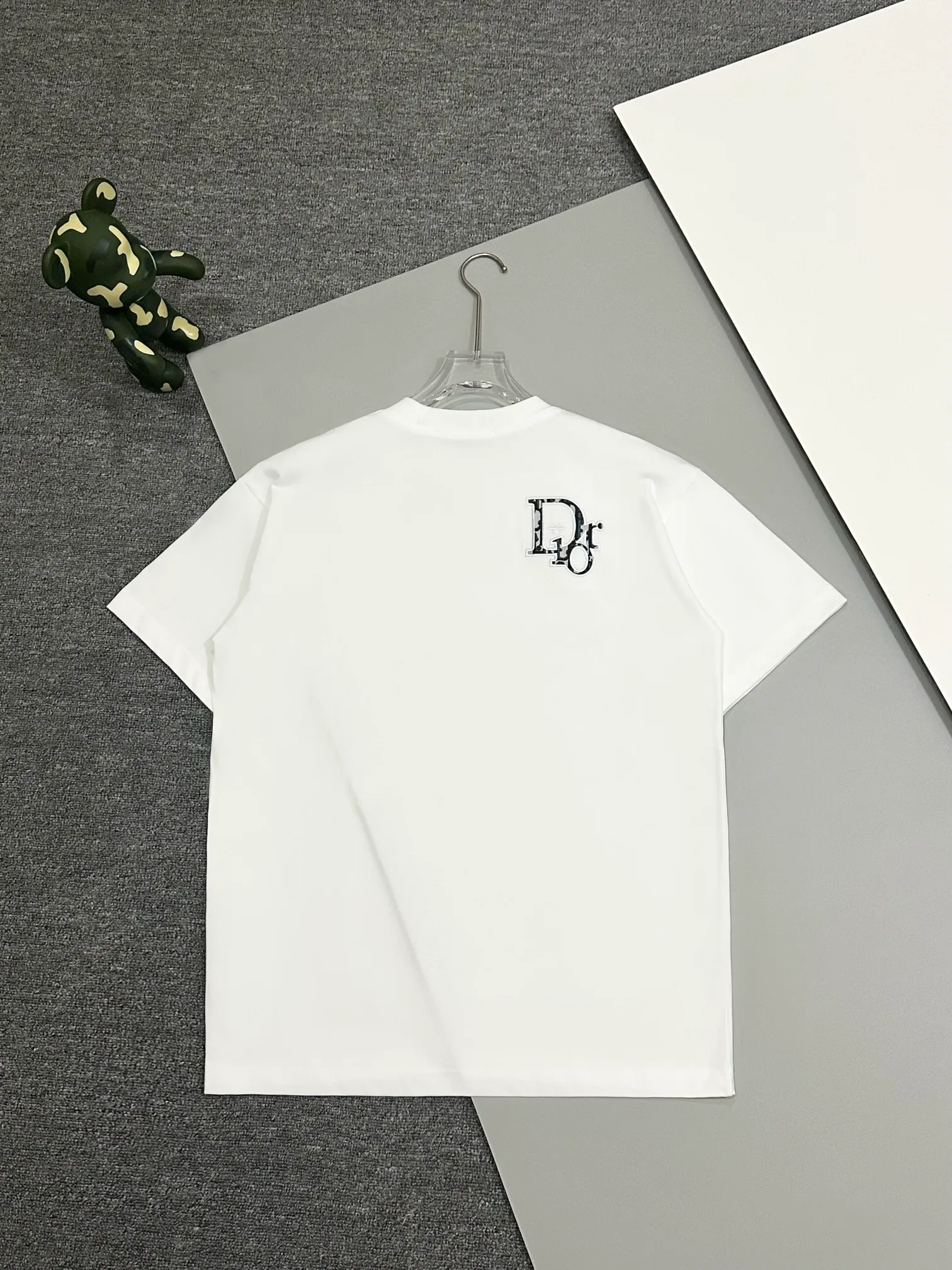 🅿️190 [Higher version] Dior Dior 2025 new patch patch little bee embroidery couple style round neck 32 count 280g combed fabric. 🔥Original fabric, full-print patch embroidery on the front and back, the same style as the internet celebrity. It feels very comfortable, fashionable and individual. It is super versatile and looks great for both men and women in autumn. It is a must-have for everyone. Original packaging, hang tag, collar label, washed wheat, complete👍. Color: black white. Size: S to xL