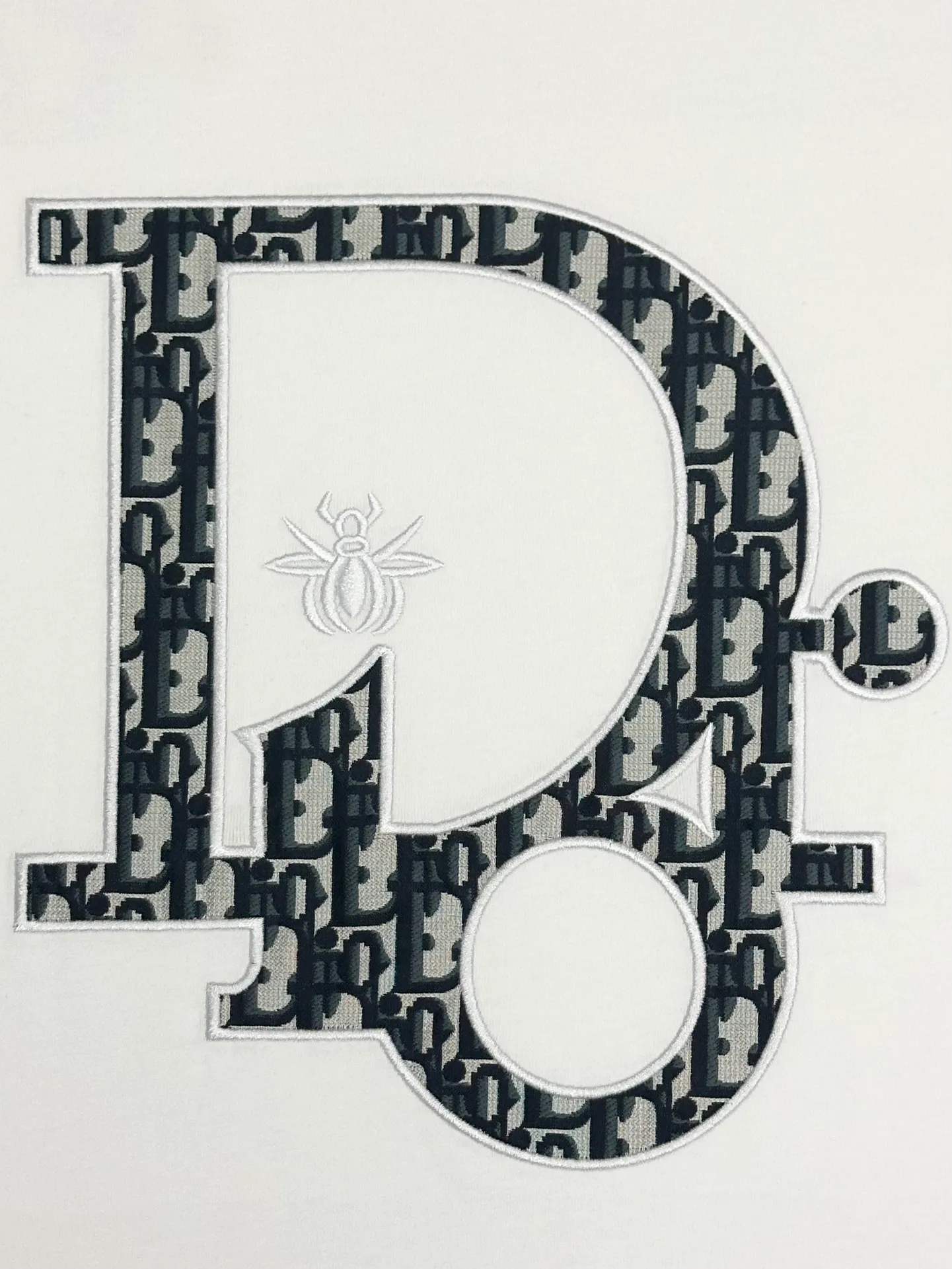 🅿️190 [Higher version] Dior Dior 2025 new patch patch little bee embroidery couple style round neck 32 count 280g combed fabric. 🔥Original fabric, full-print patch embroidery on the front and back, the same style as the internet celebrity. It feels very comfortable, fashionable and individual. It is super versatile and looks great for both men and women in autumn. It is a must-have for everyone. Original packaging, hang tag, collar label, washed wheat, complete👍. Color: black white. Size: S to xL