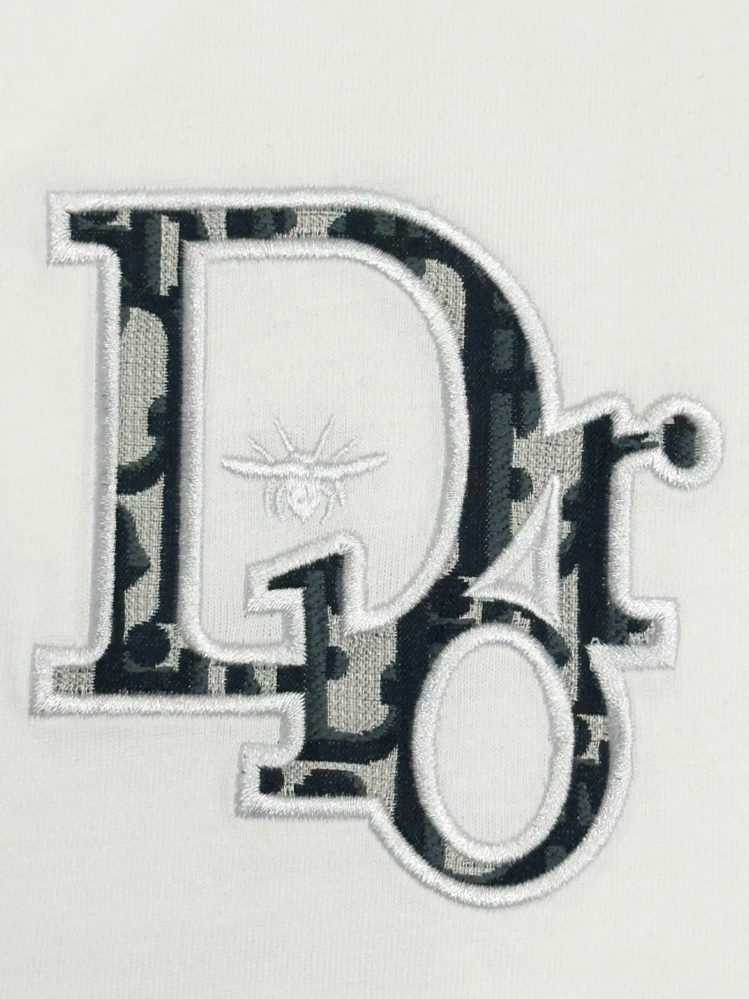 🅿️190 [Higher version] Dior Dior 2025 new patch patch little bee embroidery couple style round neck 32 count 280g combed fabric. 🔥Original fabric, full-print patch embroidery on the front and back, the same style as the internet celebrity. It feels very comfortable, fashionable and individual. It is super versatile and looks great for both men and women in autumn. It is a must-have for everyone. Original packaging, hang tag, collar label, washed wheat, complete👍. Color: black white. Size: S to xL