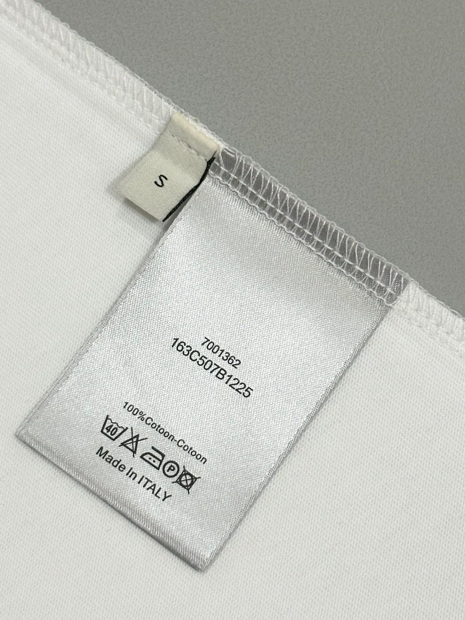 🅿️190 [Higher version] Dior Dior 2025 new patch patch little bee embroidery couple style round neck 32 count 280g combed fabric. 🔥Original fabric, full-print patch embroidery on the front and back, the same style as the internet celebrity. It feels very comfortable, fashionable and individual. It is super versatile and looks great for both men and women in autumn. It is a must-have for everyone. Original packaging, hang tag, collar label, washed wheat, complete👍. Color: black white. Size: S to xL